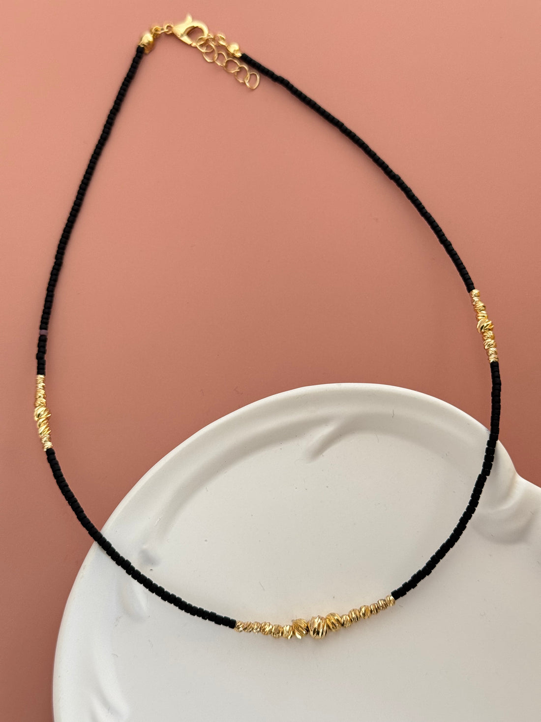 VEDA ALTIN KAPLAMA DORİKA DETAYLI SİYAH BONCUK KOLYE