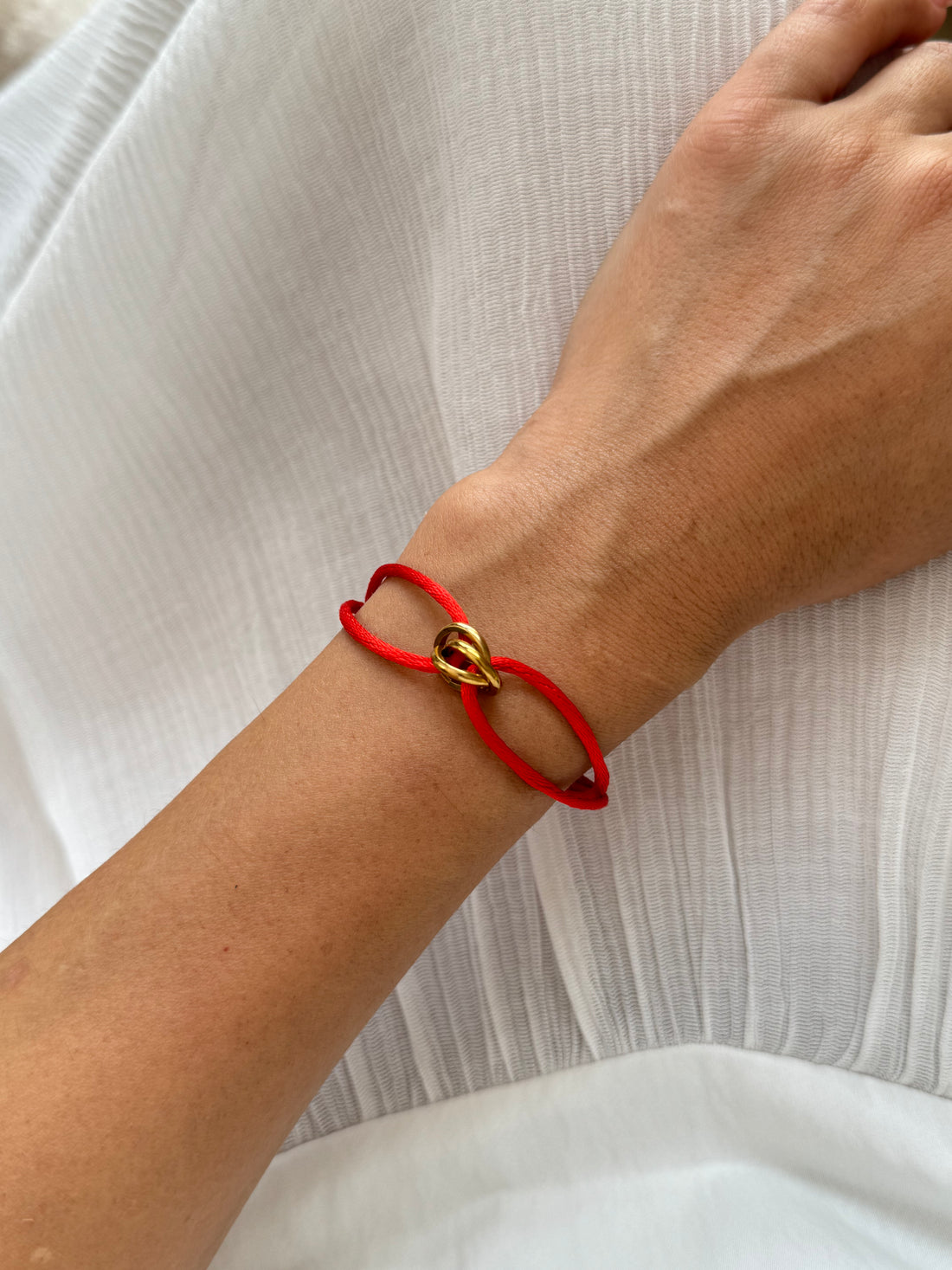 İTHAL MARKA MODEL KIRMIZI İPLİ AYARLANABİLİR BİLEKLİK