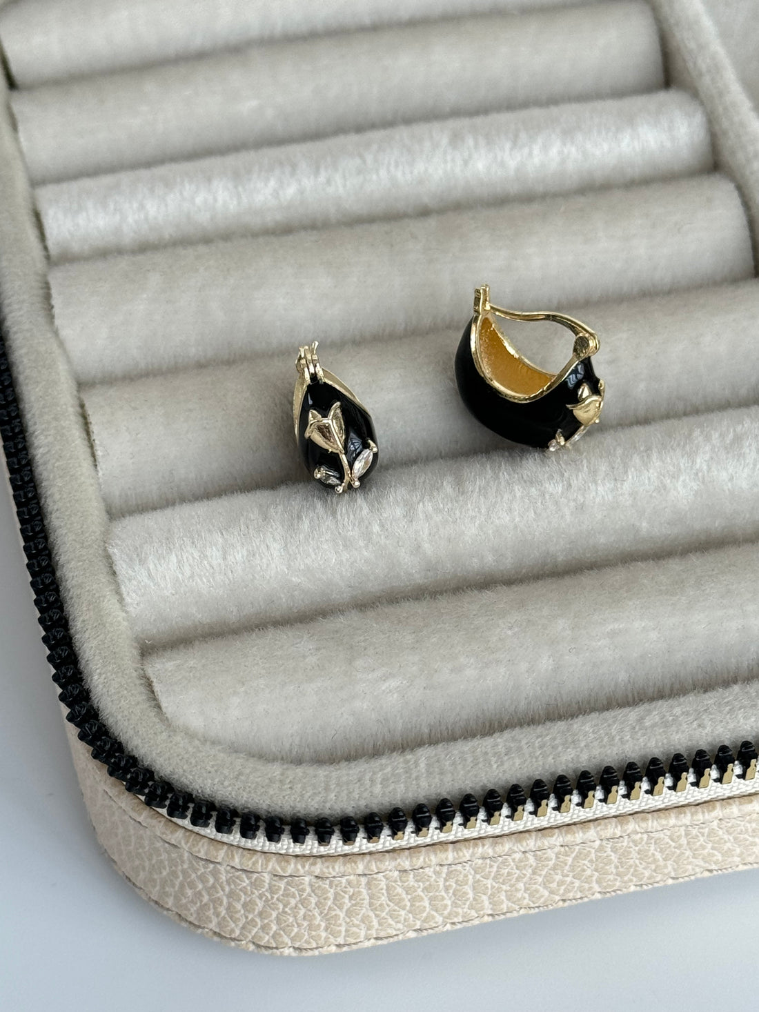 İTHAL LALE DETAYLI SİYAH MİNELİ KÜPE