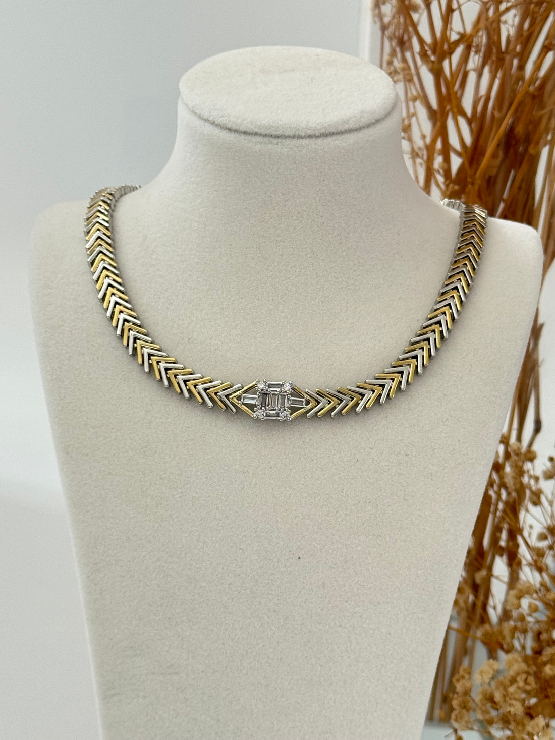 İTHAL BAGET TAŞLI KILÇIK DETAYLI ÇİFT RENK CHOKER KOLYE