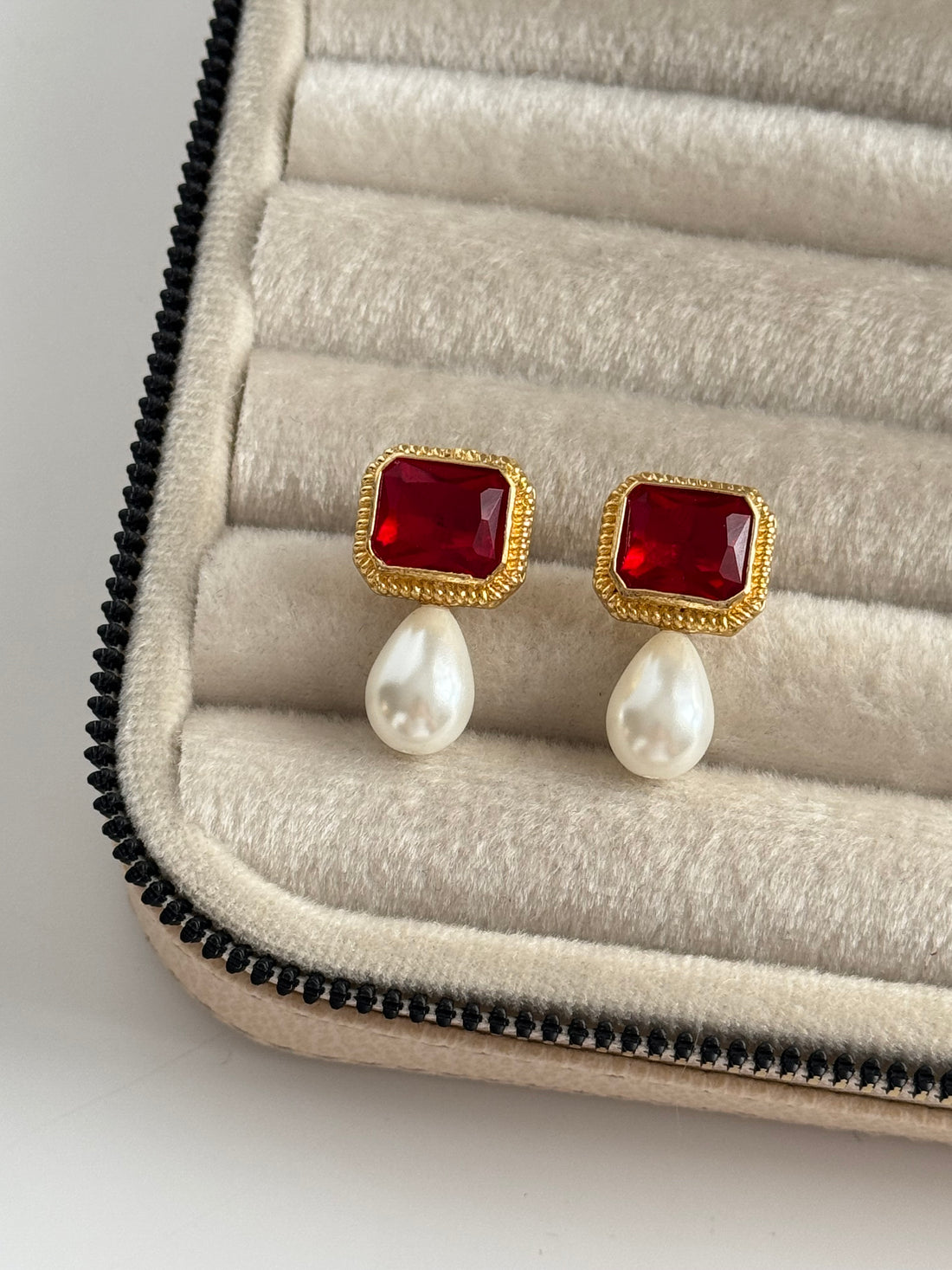 İNCİ DETAYLI KIRMIZI TAŞLI ALTIN KAPLAMA KÜPE