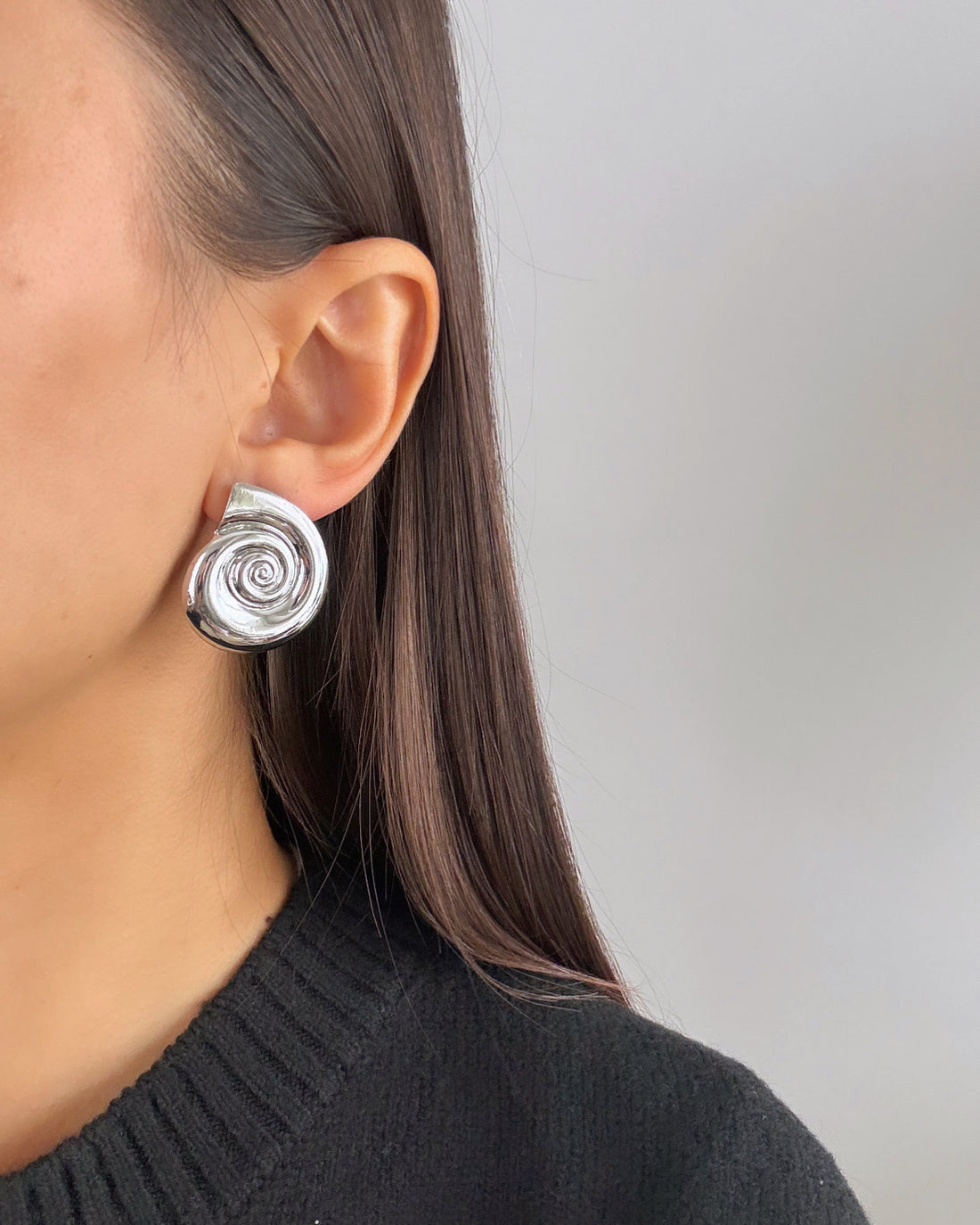 İTHAL SALYANGOZ DETAYLI SİLVER KÜPE