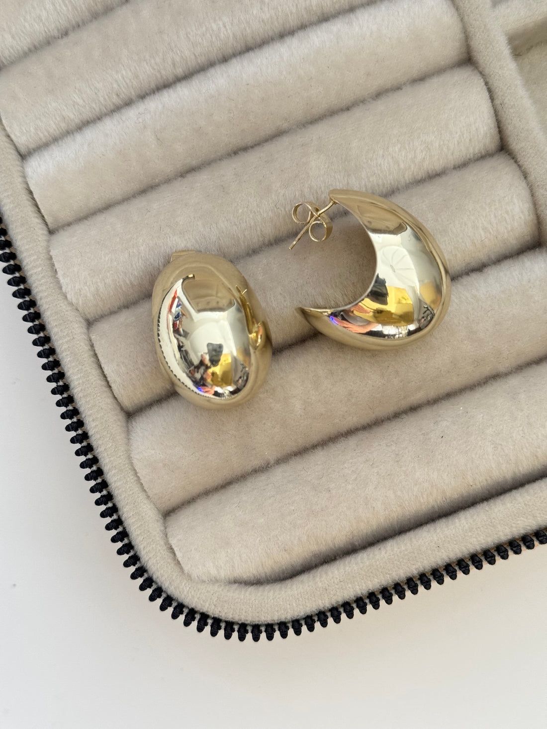 İTHAL BOMBELİ ORTA BOY GOLD HALKA GÜLŞEN KÜPE