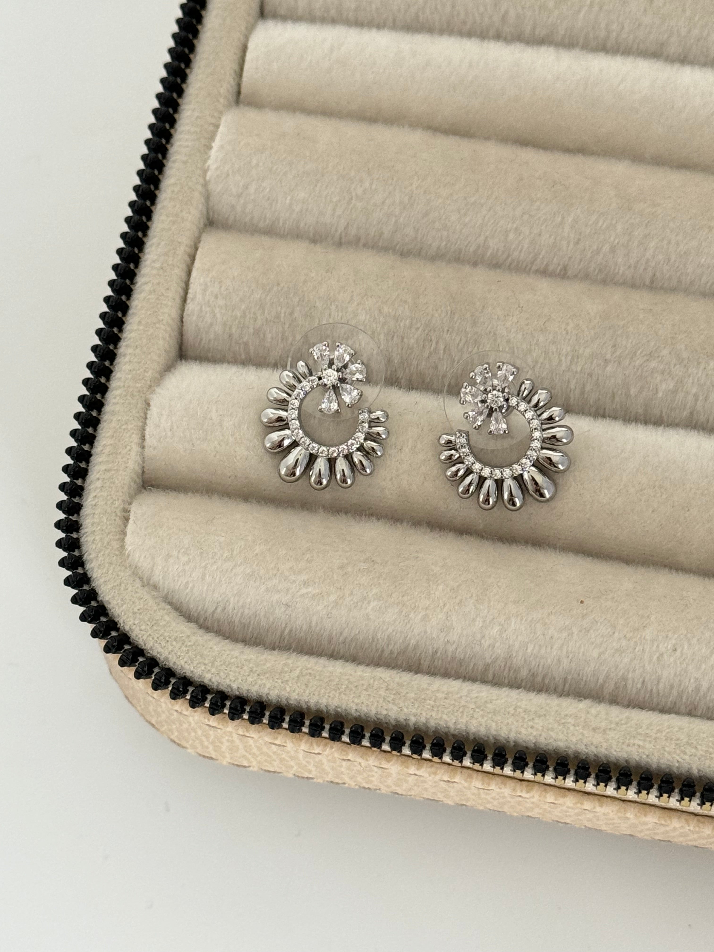 İTHAL ÇİÇEK DETAYLI SİLVER KÜPE