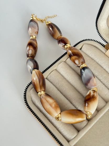 İTHAL DETAYLI KAHVERENGİ KEMİK KOLYE