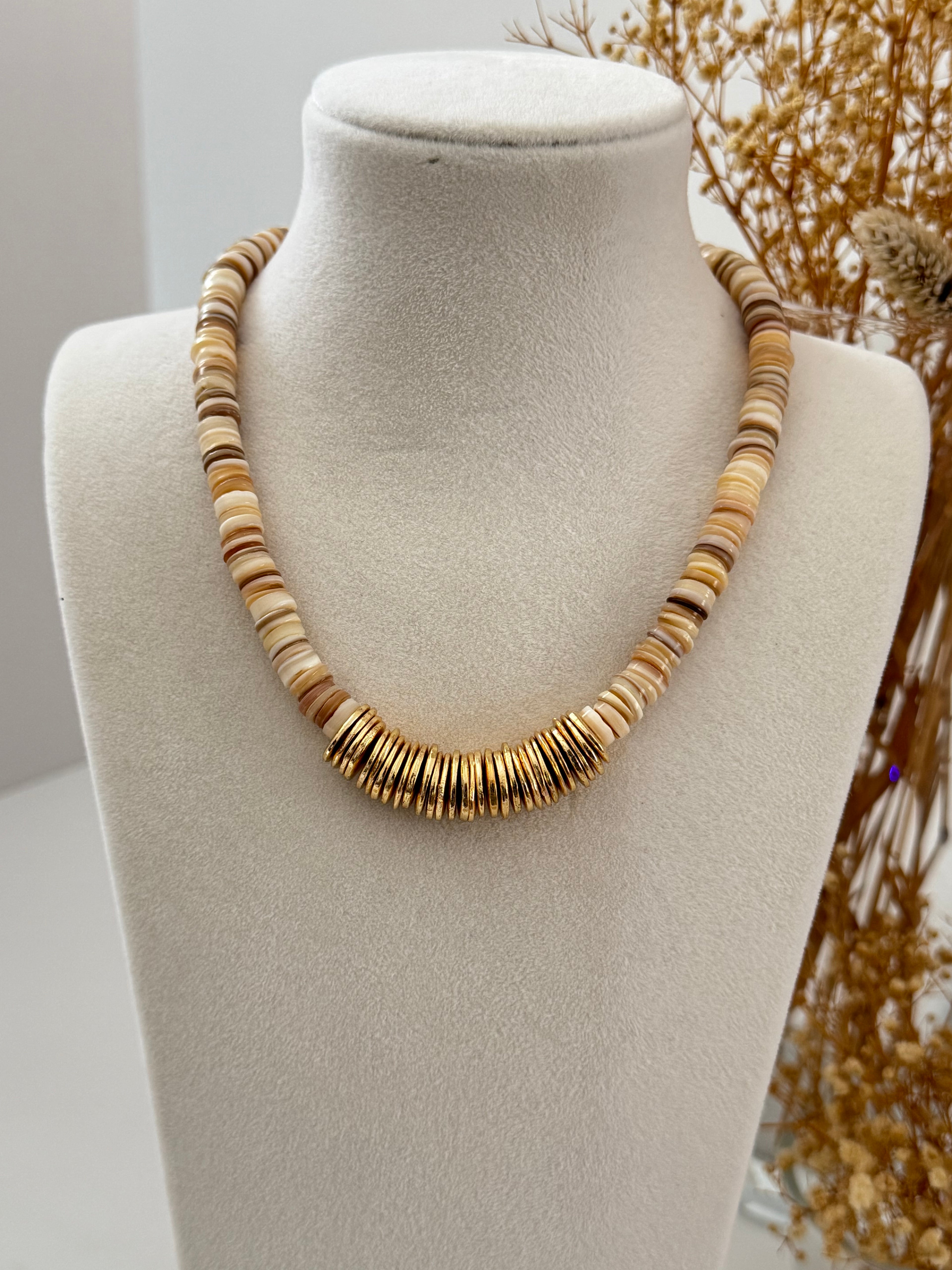 AVEN ALTIN KAPLAMA DETAYLI KREM CAM BONCUK KOLYE