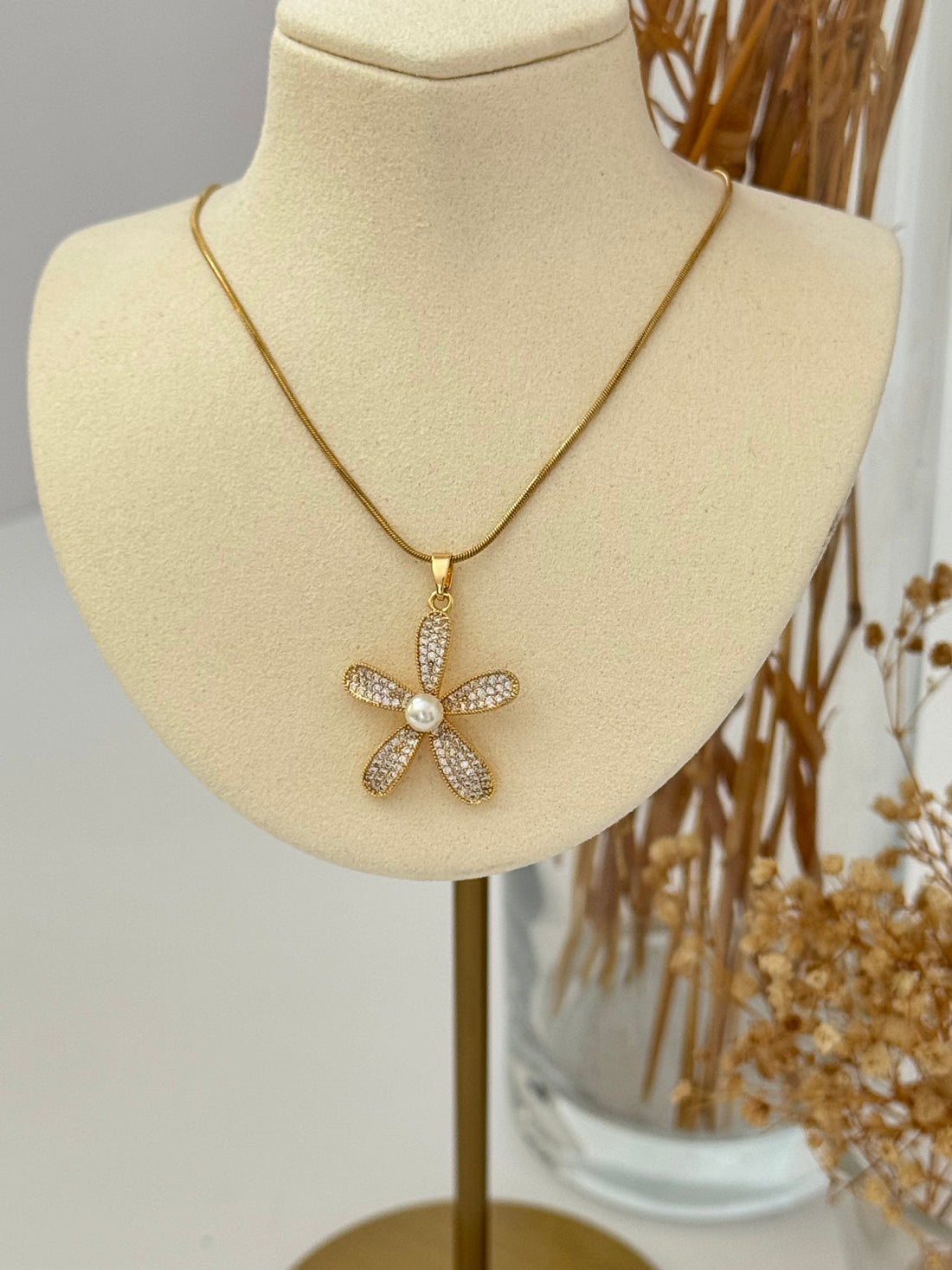 ÇİÇEK DETAYLI GOLD ÇELİK KOLYE