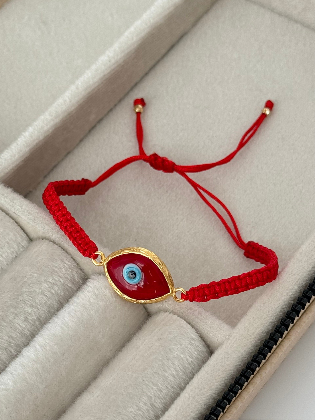ENA KIRMIZI CAM NAZAR BONCUKLU ALTIN KAPLAMA DETAYLI İPLİ BİLEKLİK