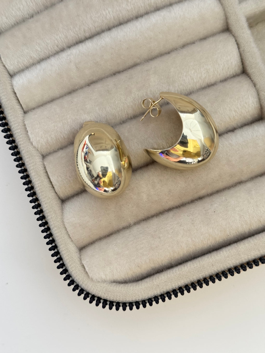 İTHAL BOMBELİ ORTA BOY GOLD HALKA GÜLŞEN KÜPE