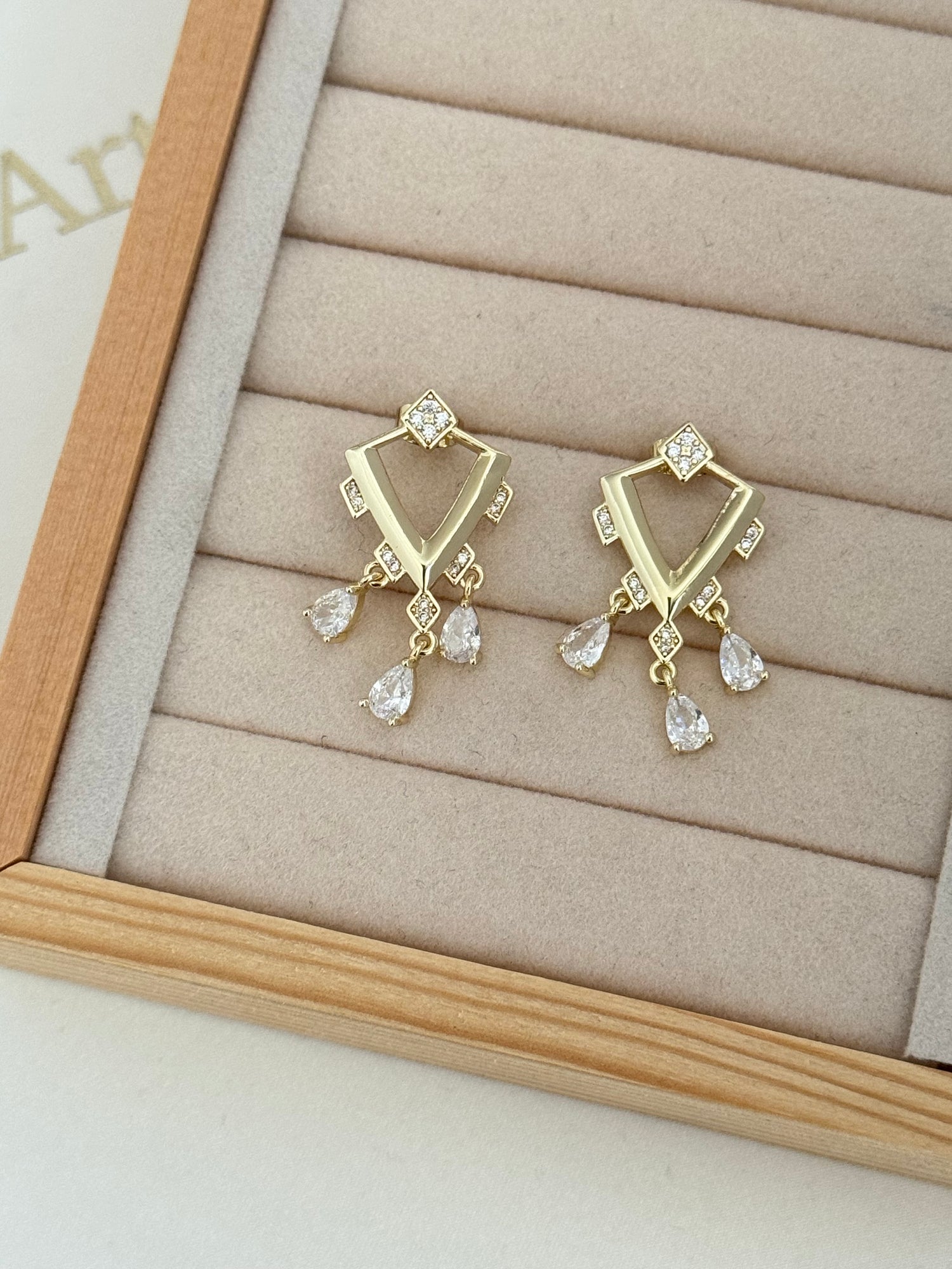 SOVA TAŞ DETAYLI GOLD KÜPE