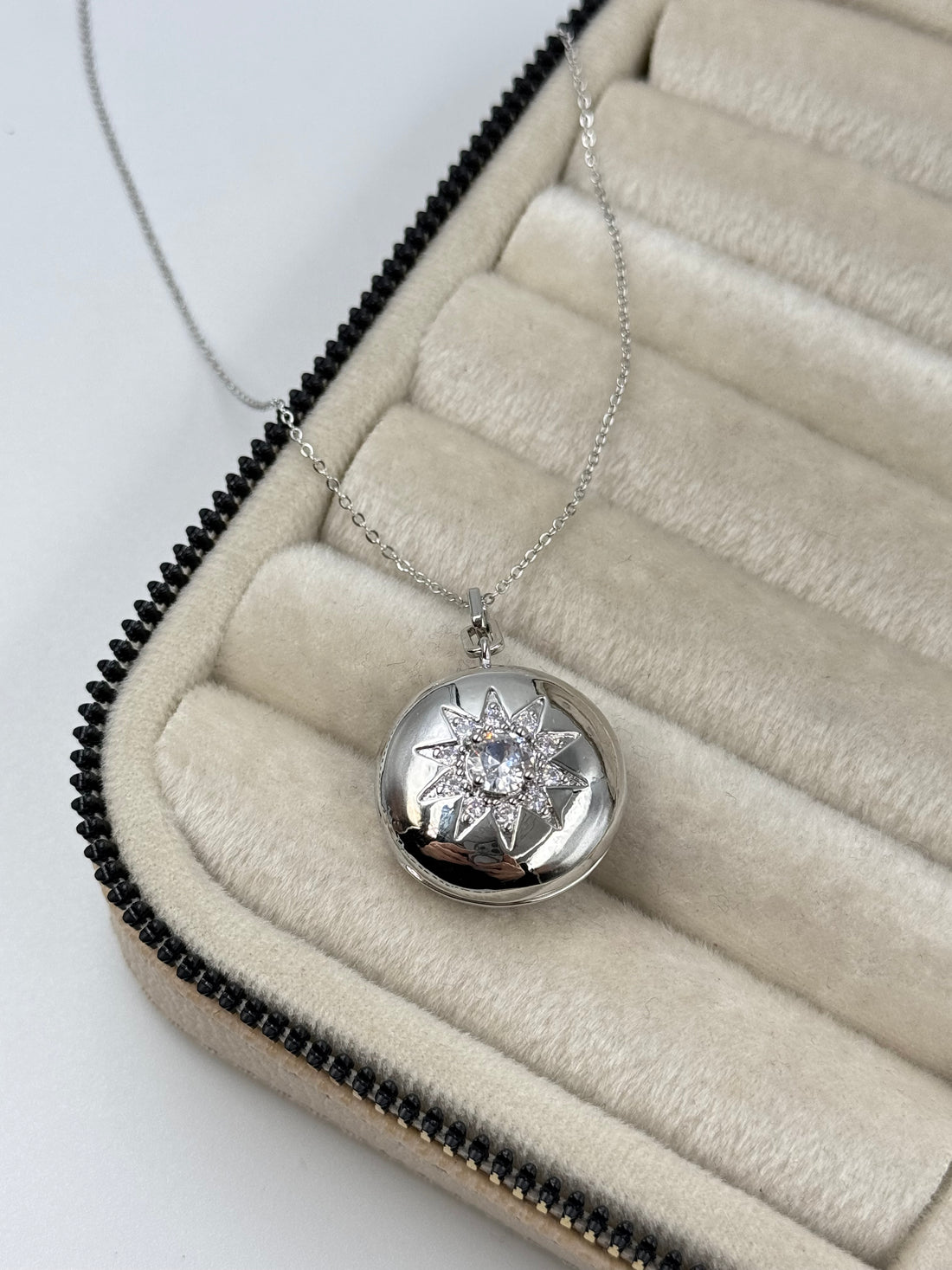 İTHAL KAPAKLI AÇILABİLİR RESİMLİKLİ TAŞLI UZUN GOLD KOLYE