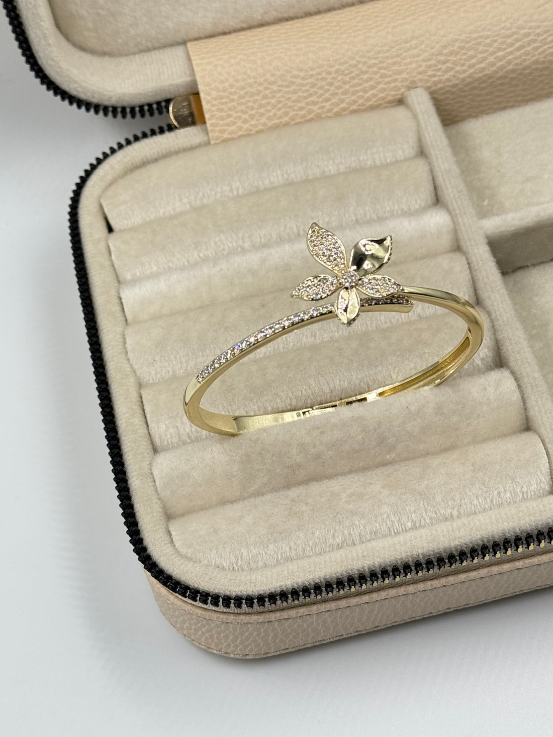 İTHAL ÇİÇEK DETAYLI GOLD KELEPÇE BİLEZİK