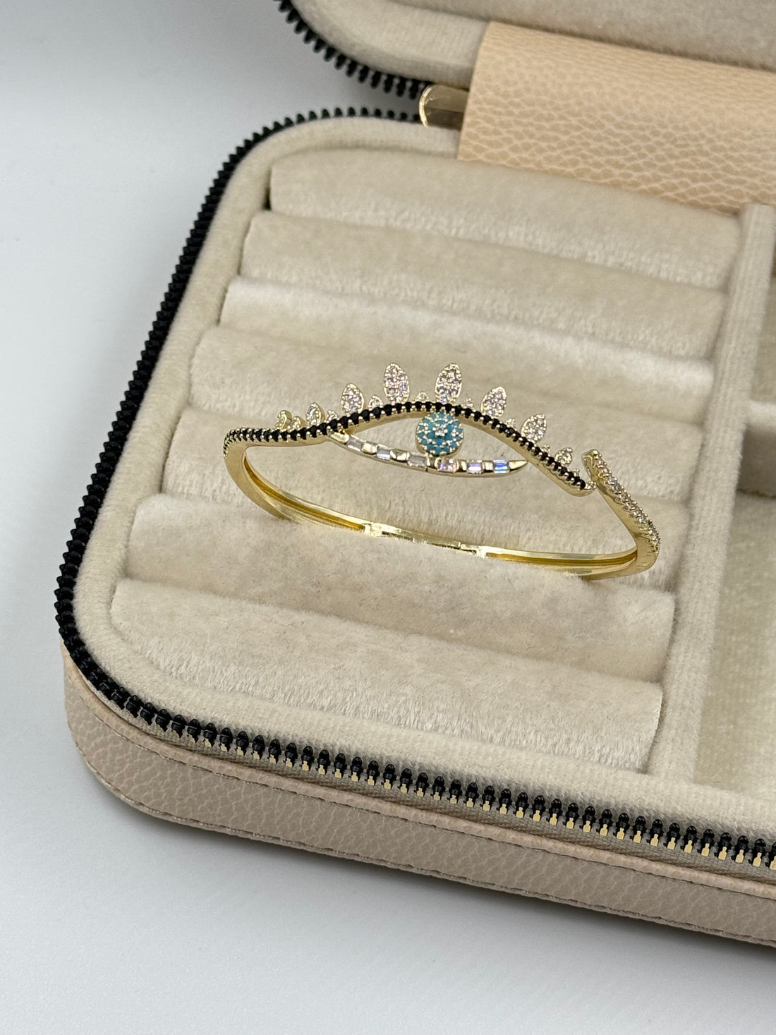 İTHAL GÖZ DETAYLI KELEPÇE BİLEZİK