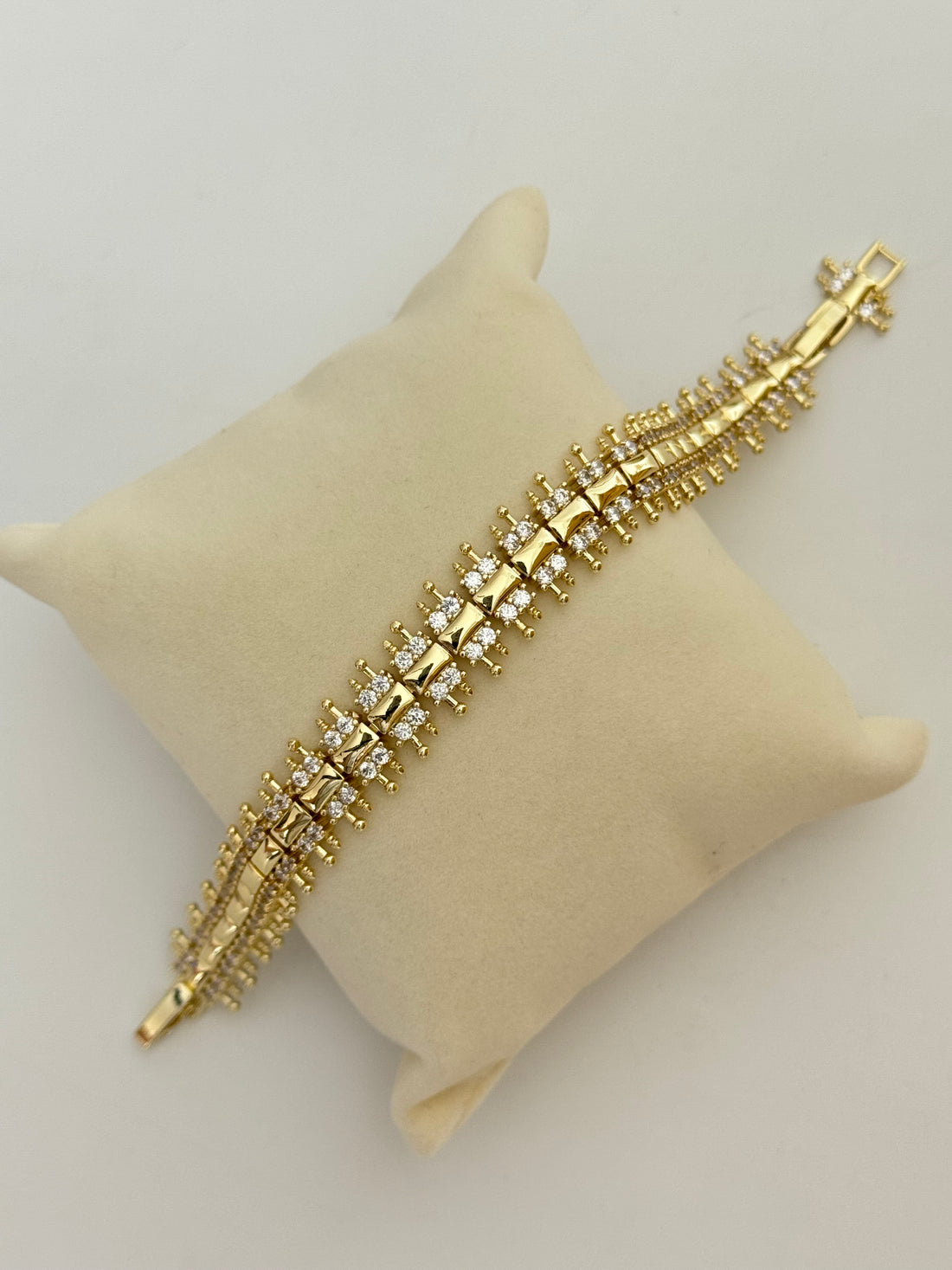 DOVA TAŞ DETAYLI GOLD BİLEKLİK