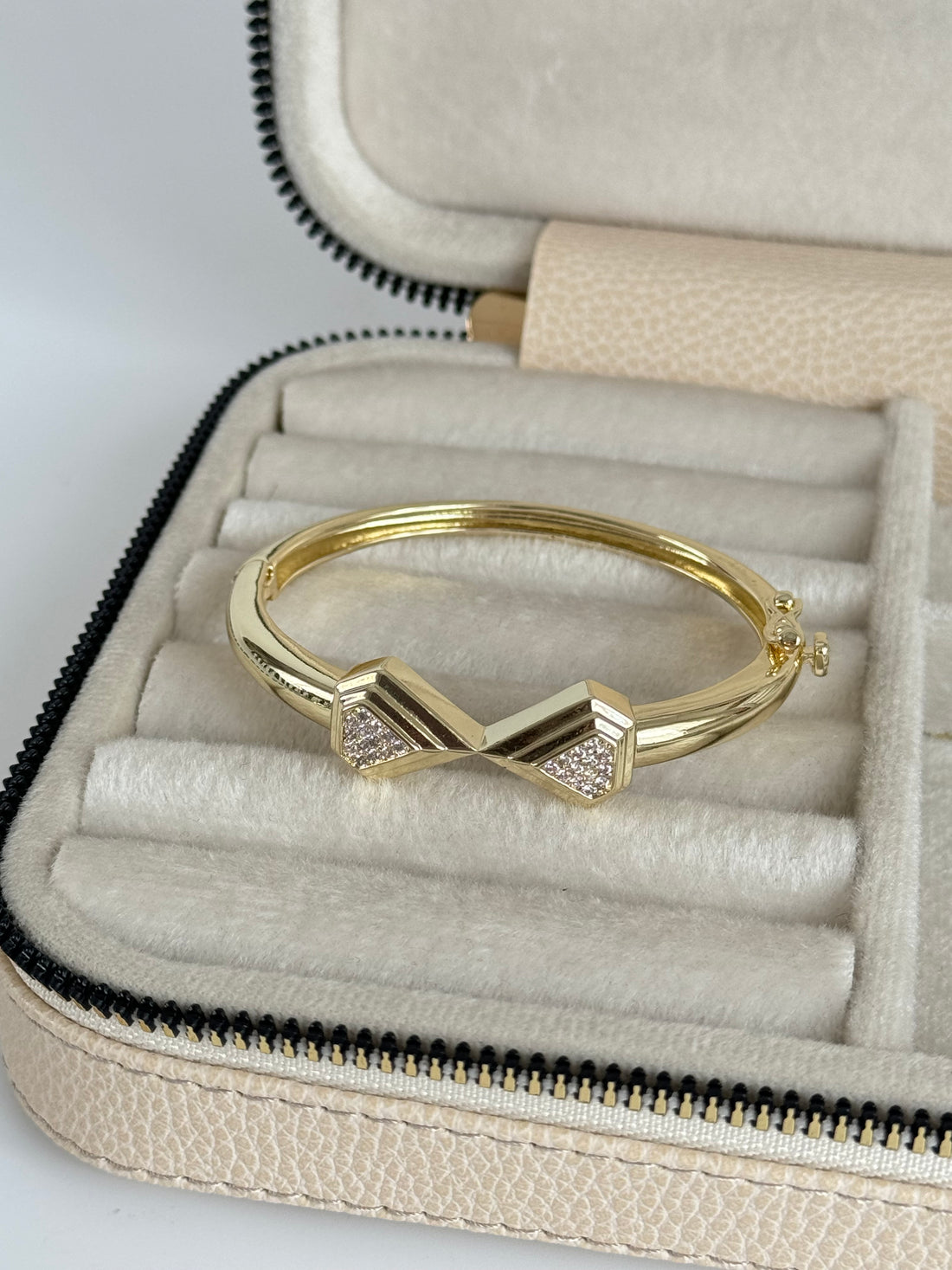 İTHAL TAŞ DETAYLI GOLD KELEPÇE BİLEZİK BİLEKLİK