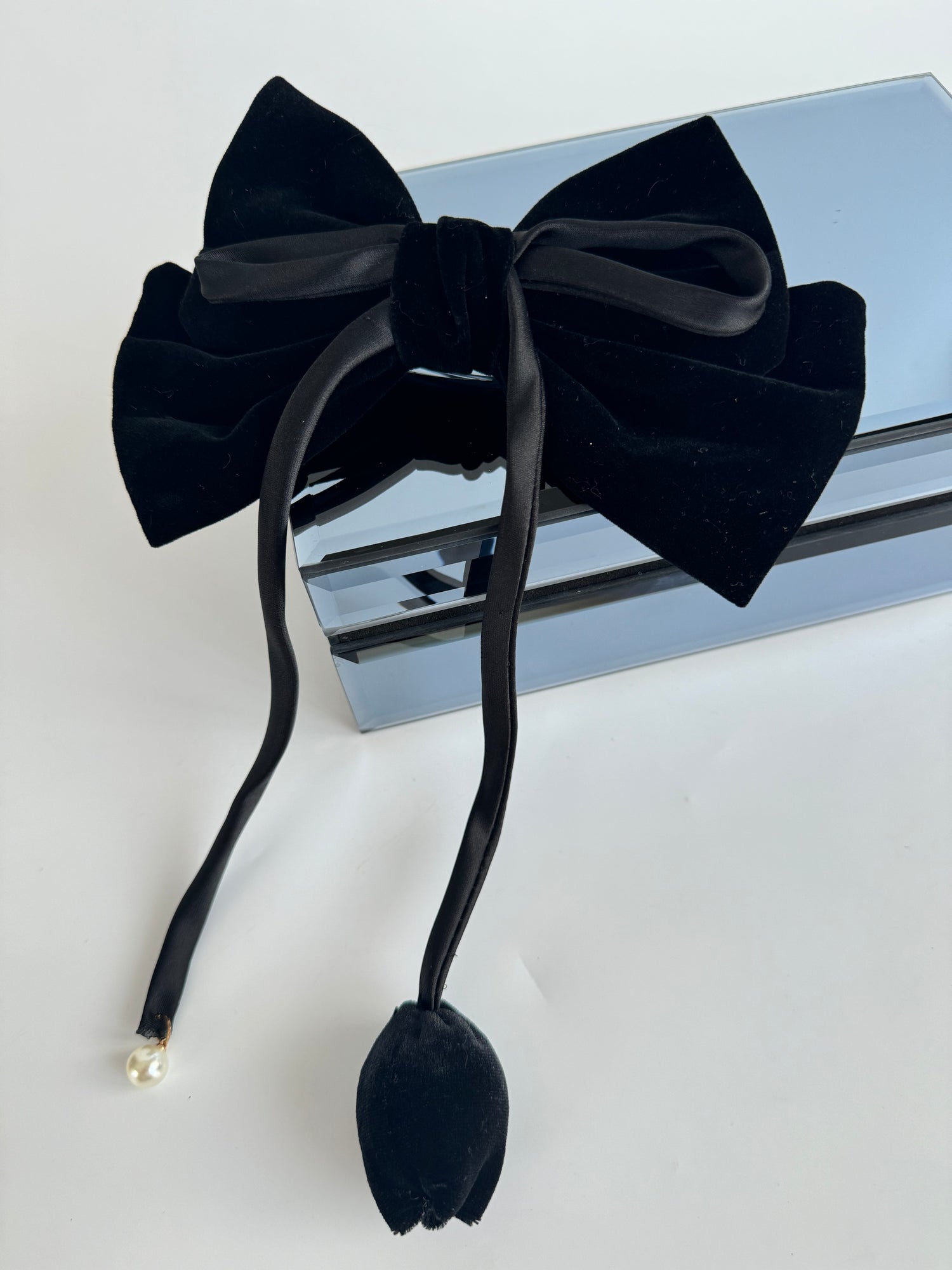 İTHAL TOMURCUK GÜL DETAYLI SİYAH FİYONKLU TOKA