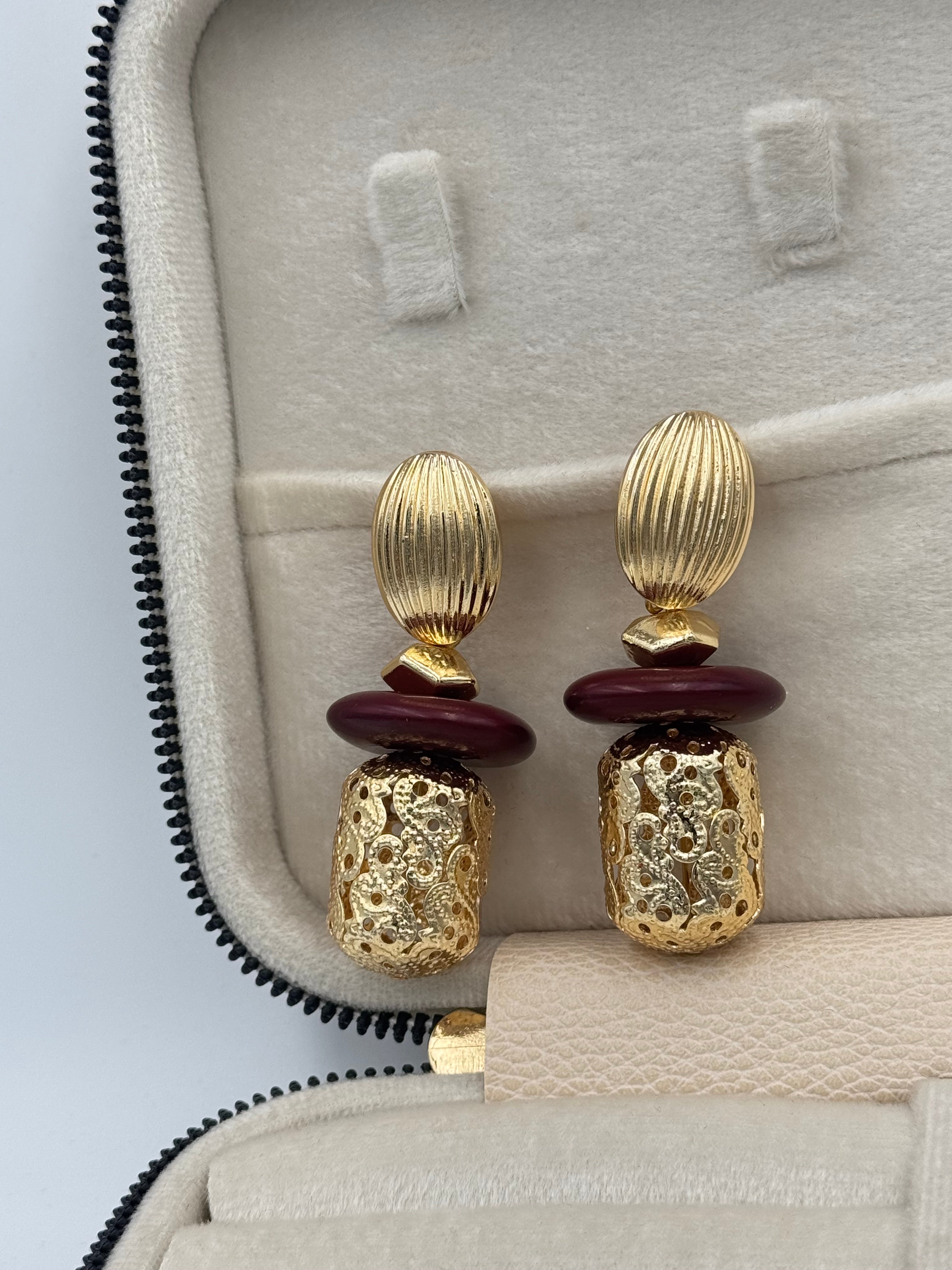 İTHAL MOTİF İŞLEMELİ BORDO DETAYLI GOLD KÜPE