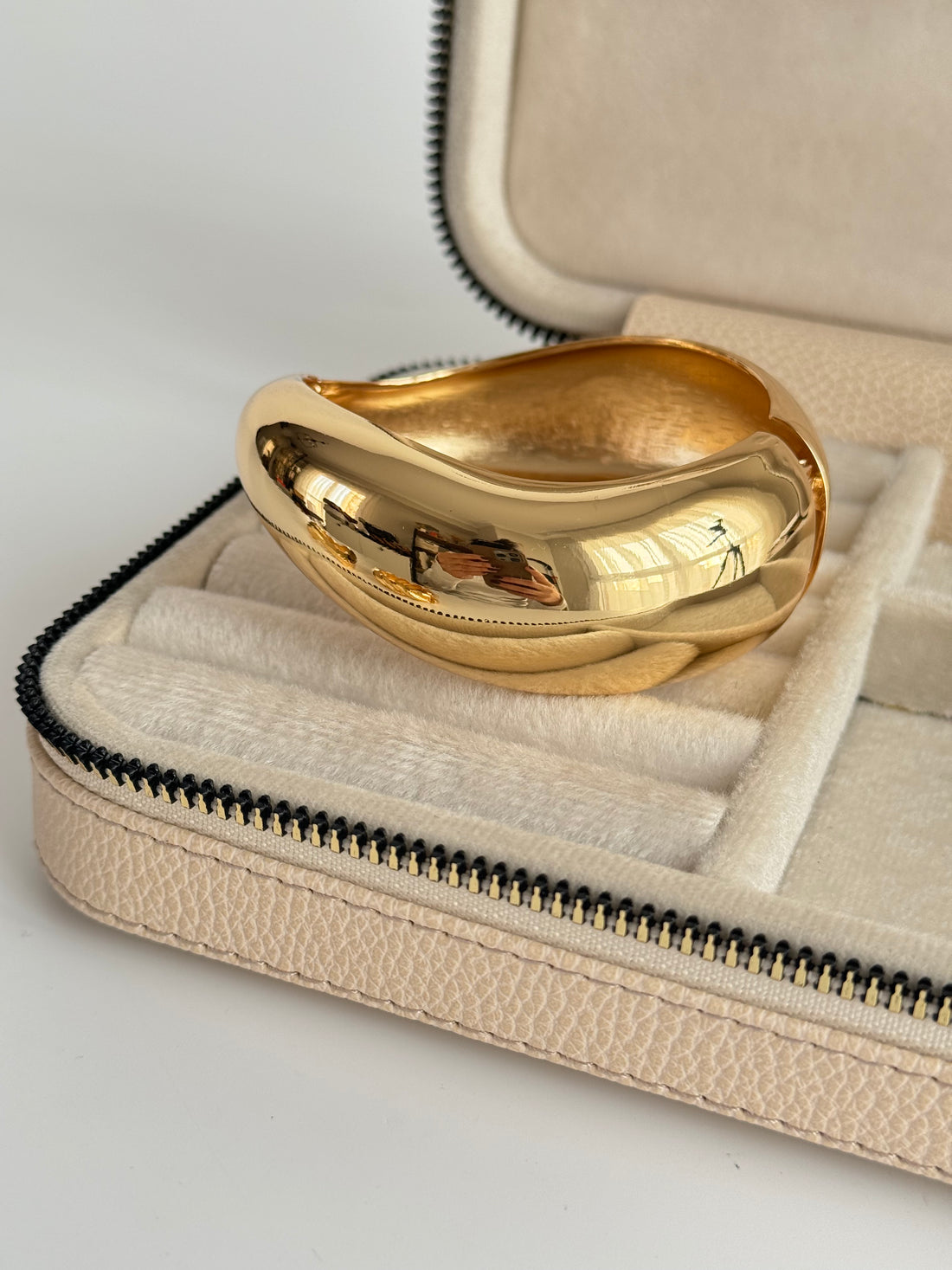 İTHAL ASİMETRİK DETAYLI KALIN GOLD KELEPÇE BİLEZİK