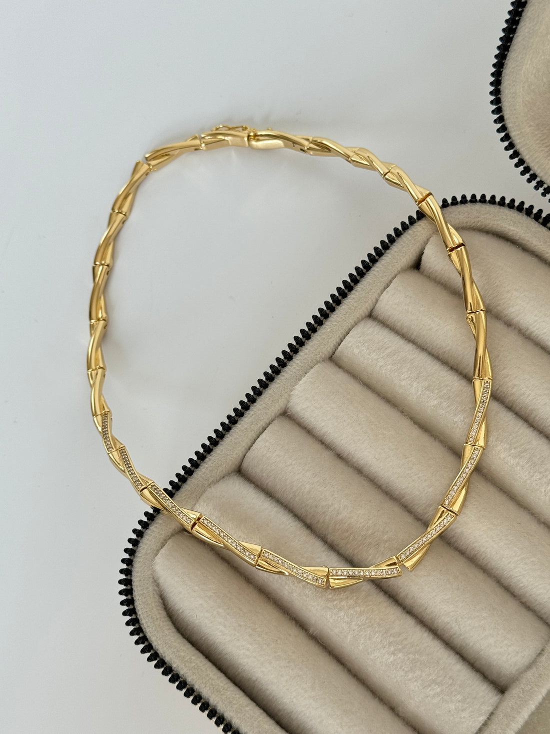 İTHAL TAŞ DETAYLI GOLD KOLYE