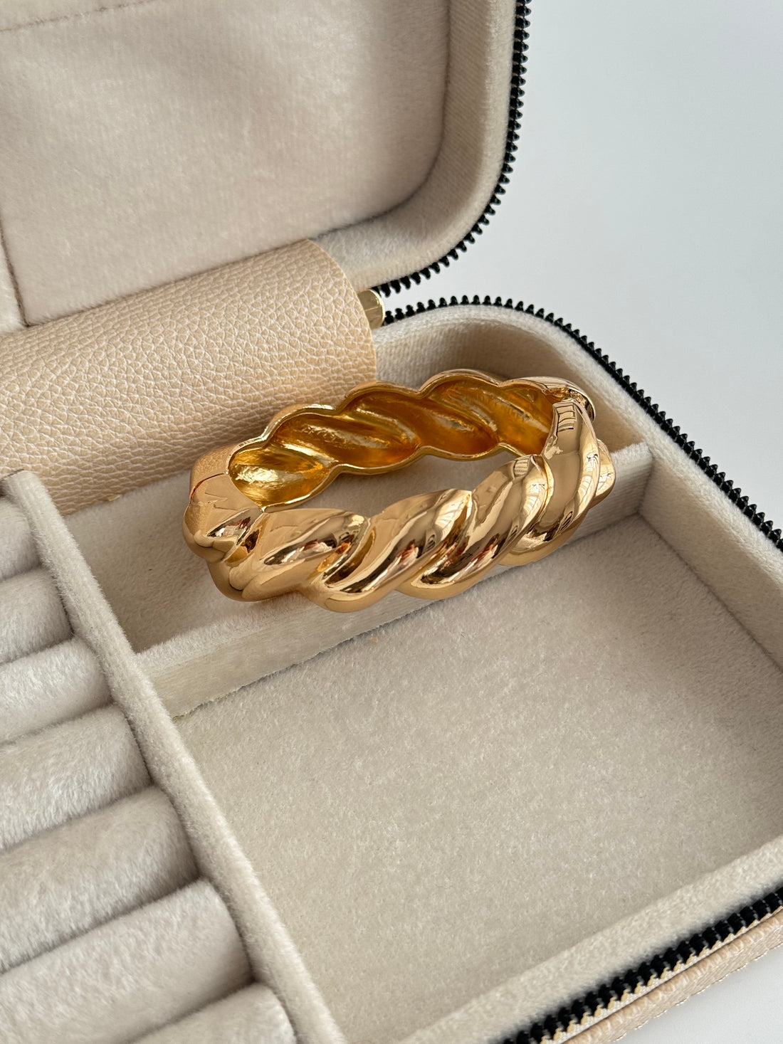 İTHAL BURGU DETAYLI KALIN GOLD KELEPÇE BİLEZİK