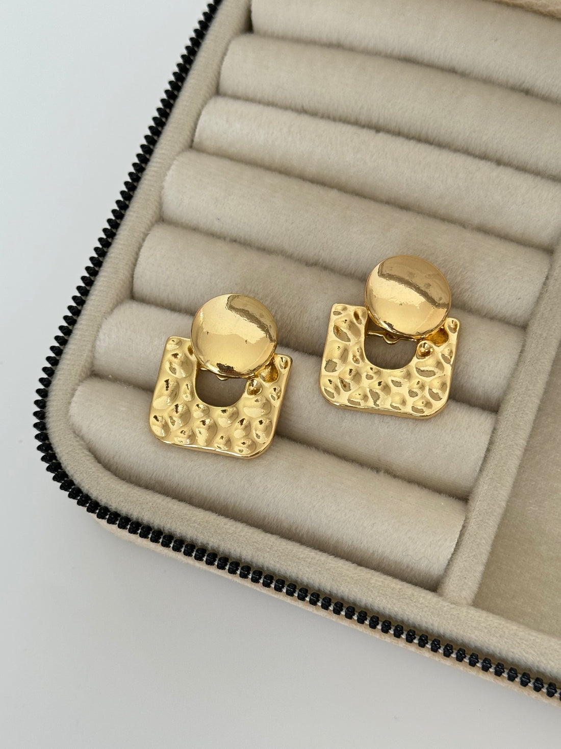 İTHAL KARE DÜĞME DETAYLI GOLD KÜPE