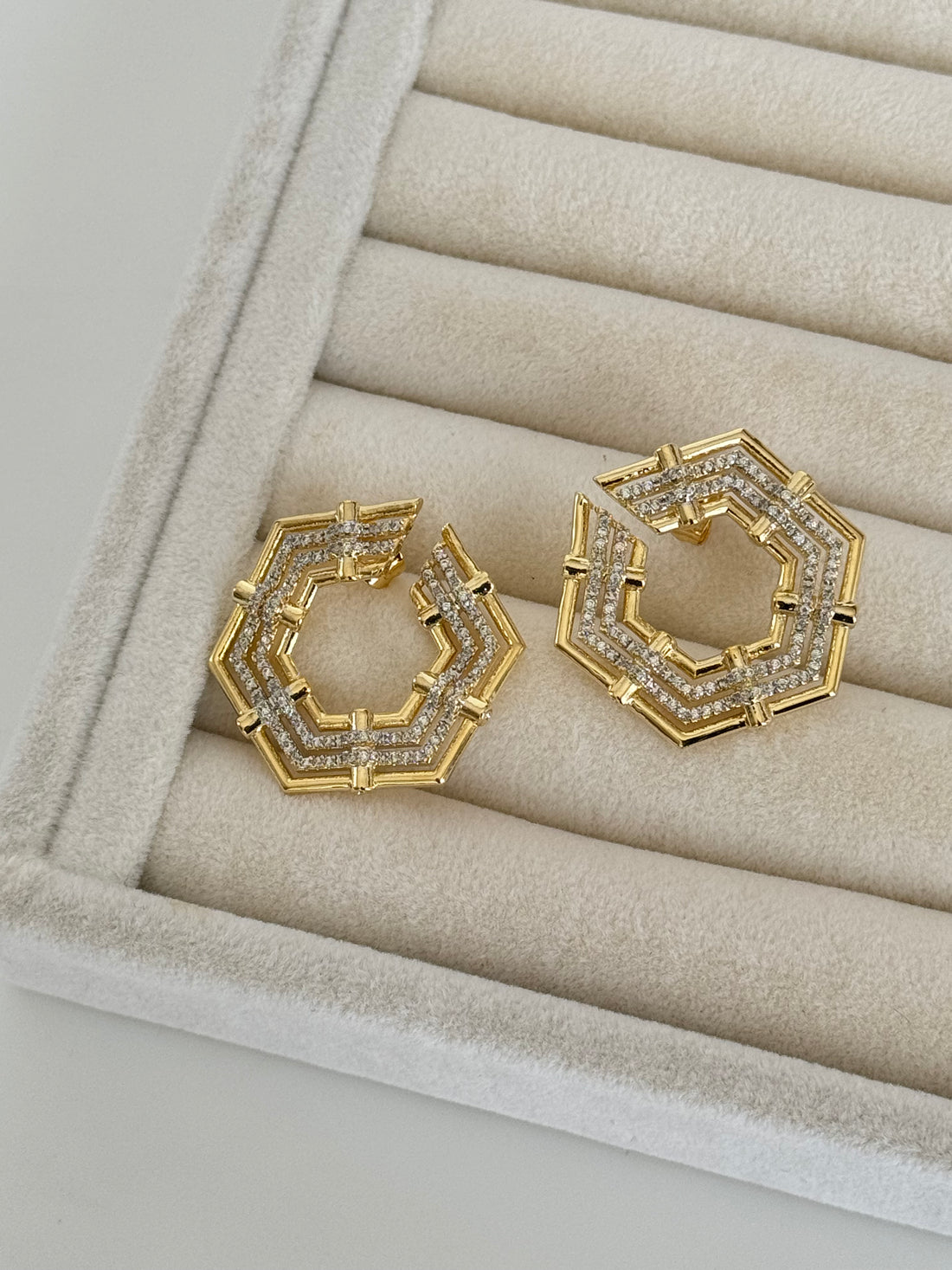 İTHAL TAŞLI ALTIGEN GOLD KÜPE