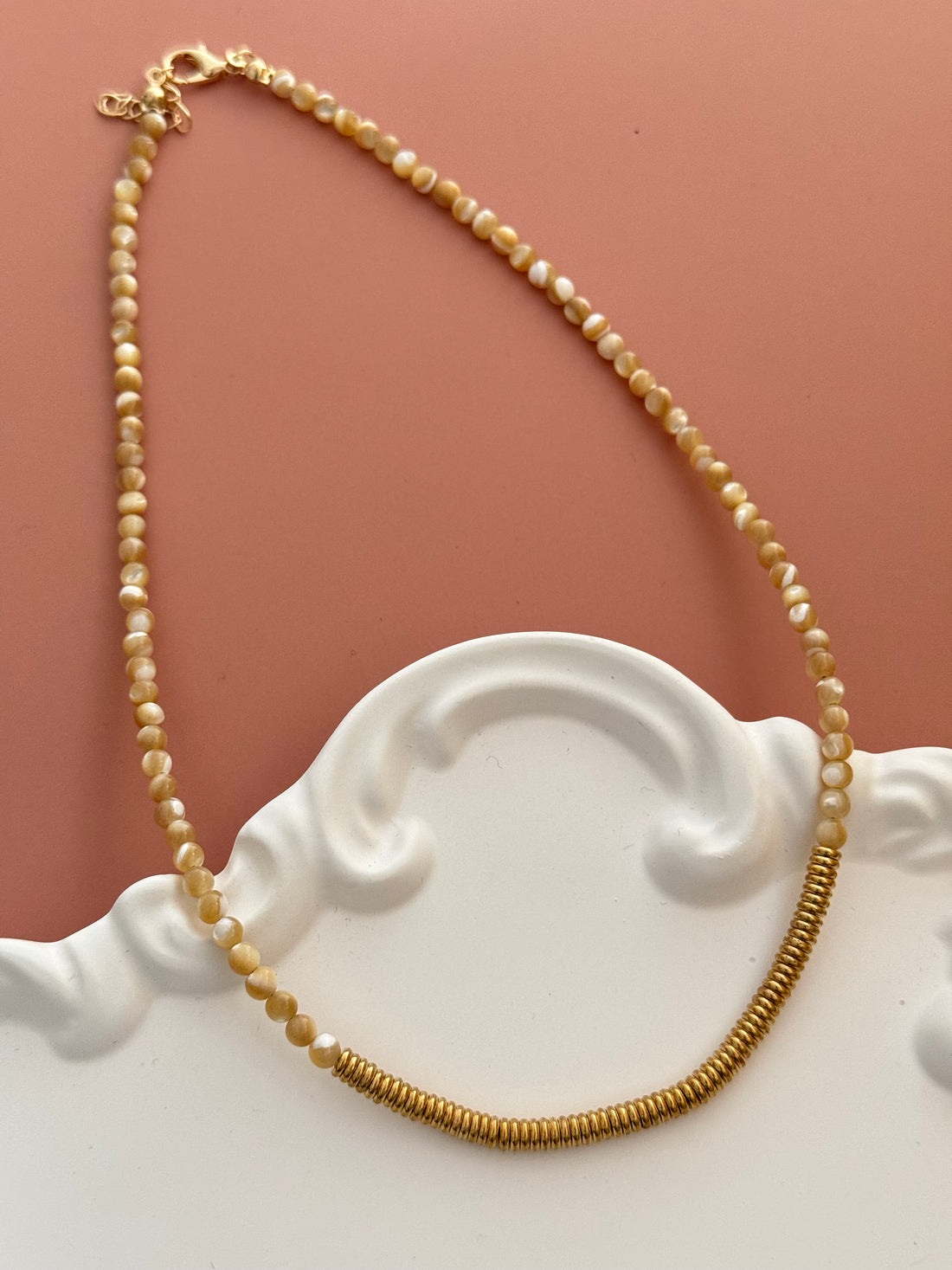 NUA SARI DOĞAL TAŞLI ALTIN KAPLAMA DETAYLI KOLYE