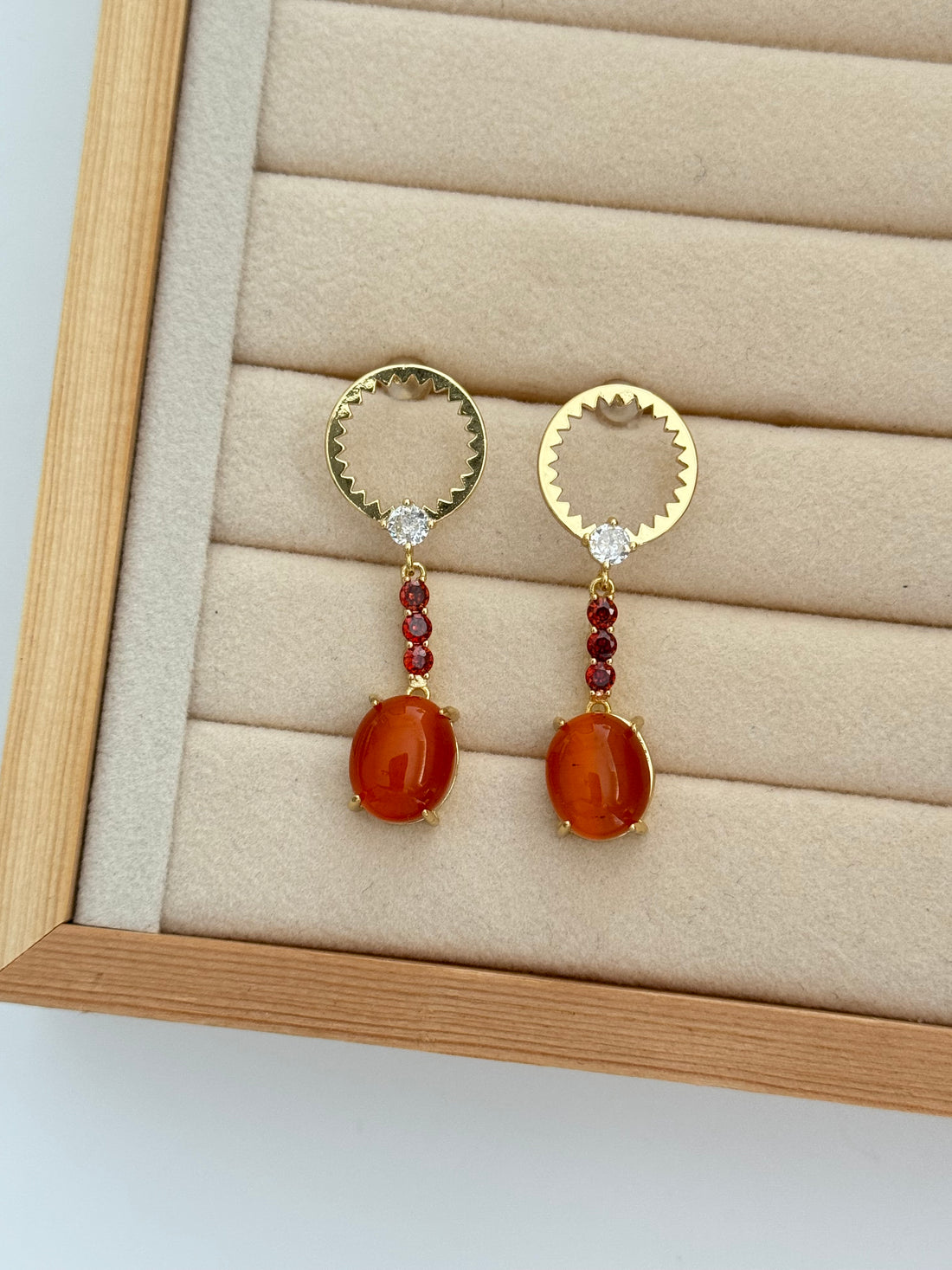 VONA TAŞ DETAYLI GOLD KÜPE