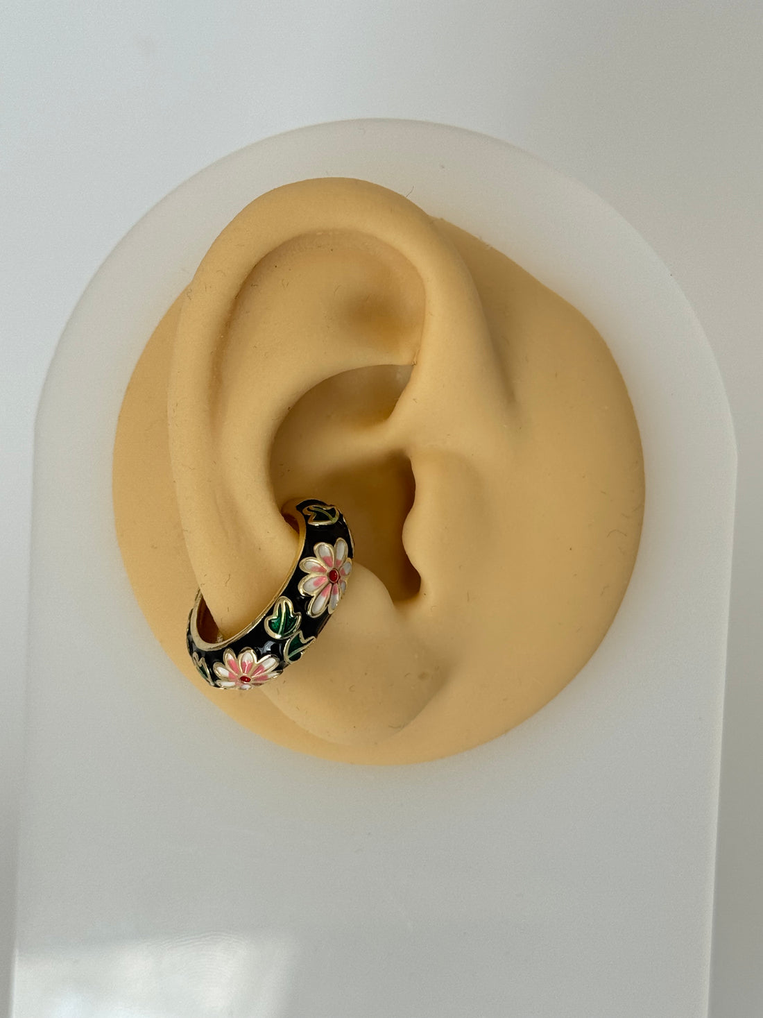 MİSA SİYAH MİNELİ ÇİÇEK DETAYLI KIKIRDAK KÜPE EARCUFF
