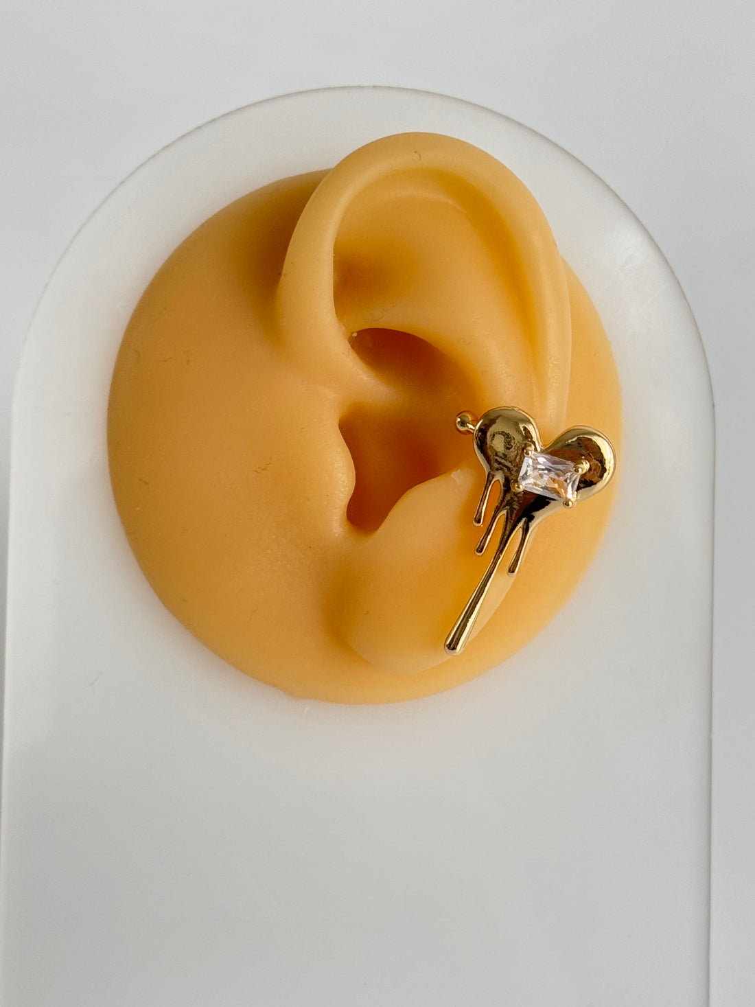 İTHAL KALP DETAYLI GOLD KIKIRDAK KÜPE EARCUFF