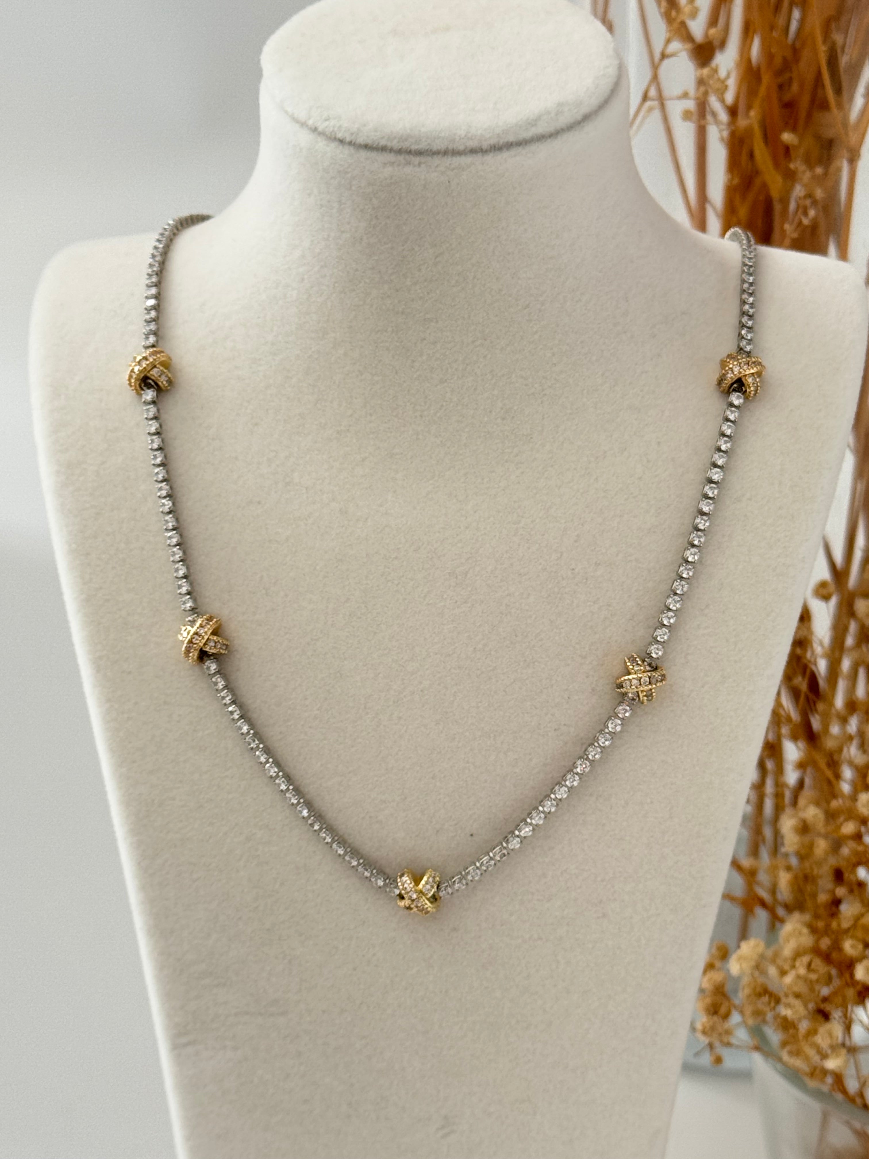 İTHAL ZİRKON TAŞLI ÇARPI DETAYLI SİLVER SU YOLU KOLYE