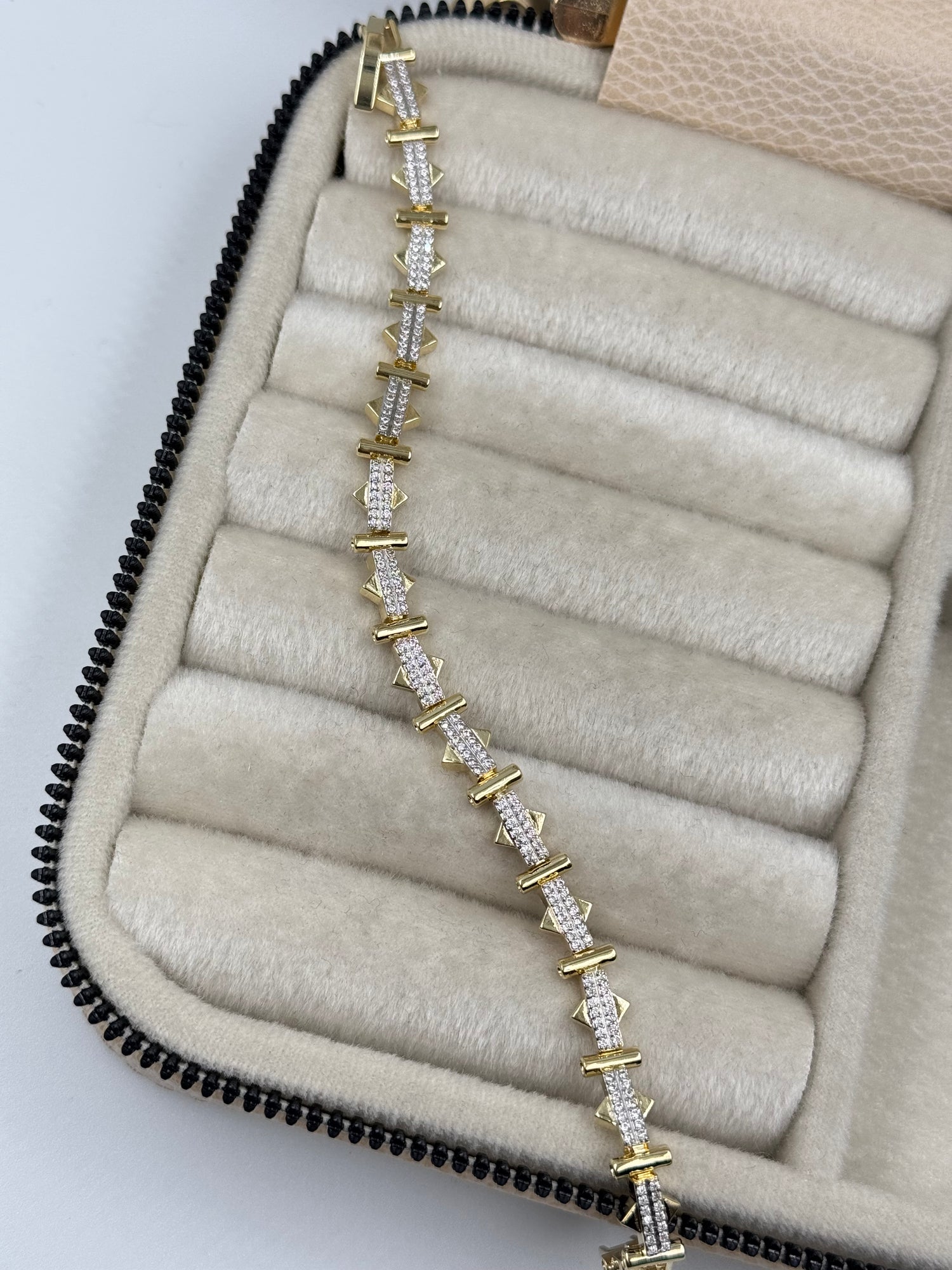 İTHAL ÜÇGEN DETAYLI GOLD BİLEKLİK