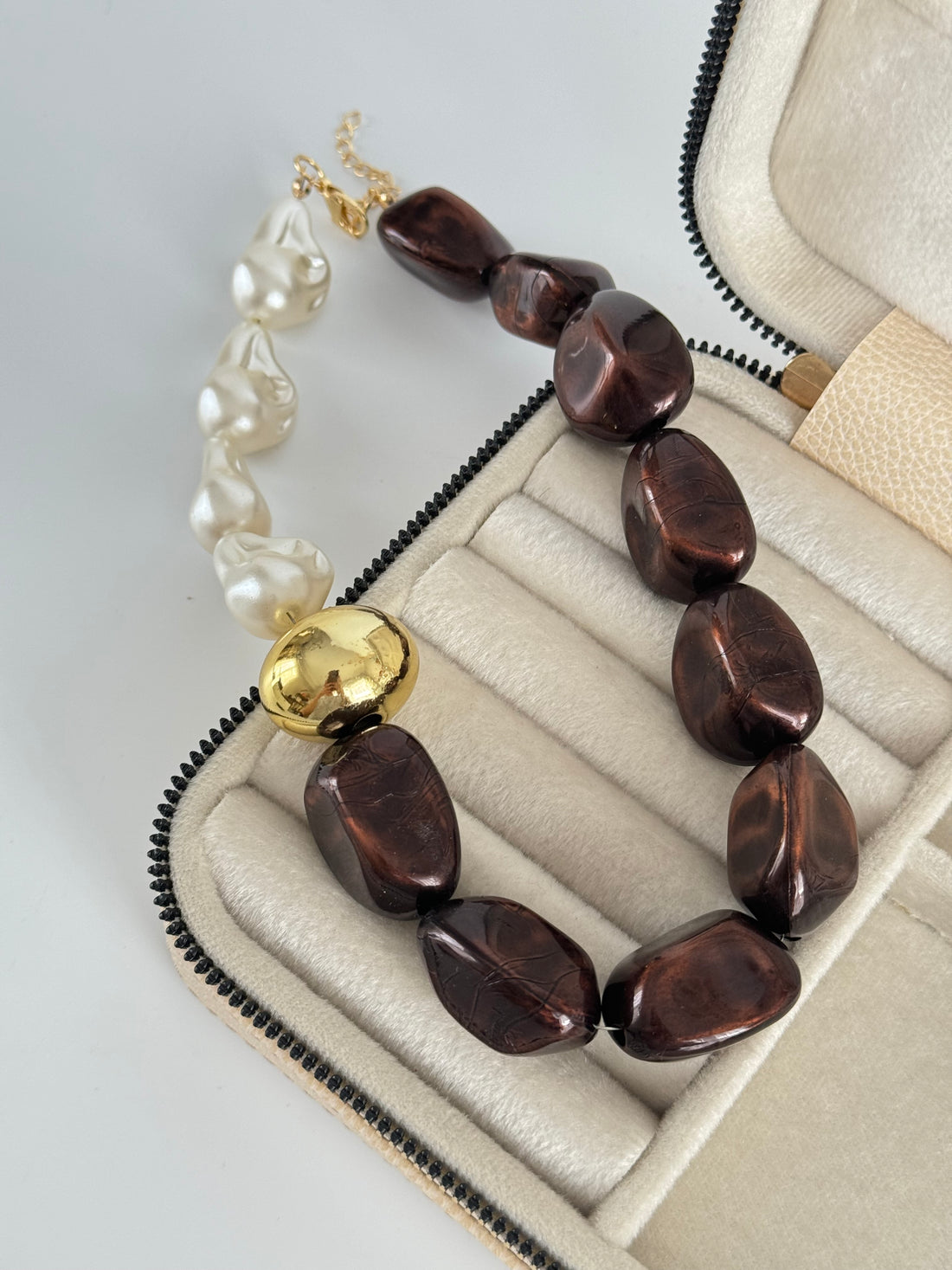 İTHAL İNCİ DETAYLI KAHVERENGİ KEMİK KOLYE