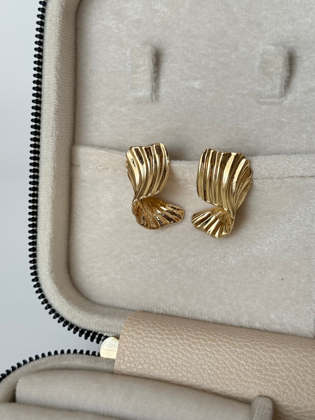 İTHAL DALGA DETAYLI GOLD KÜPE