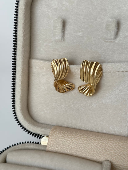 İTHAL DALGA DETAYLI GOLD KÜPE