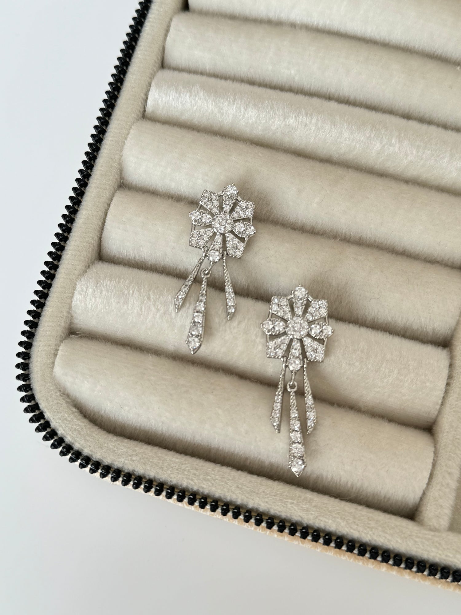 İTHAL MARKA MODEL TAŞLI SİLVER KÜPE