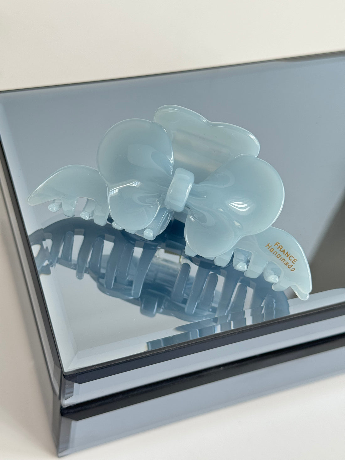 İTHAL ÇİÇEK DETAYLI MAVİ KEMİK MANDAL TOKA