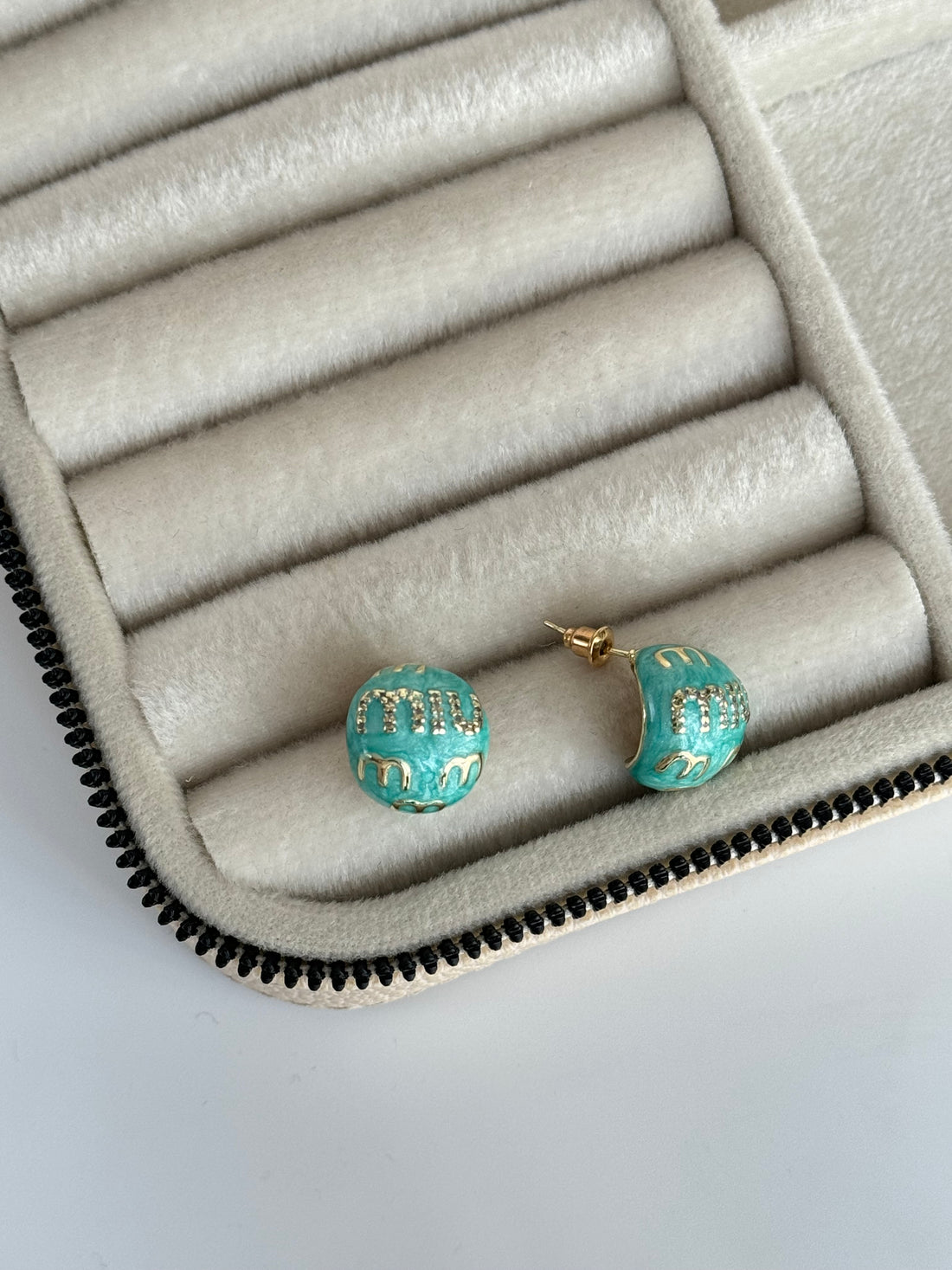 İTHAL MARKA MODEL YEŞİL MİNELİ KÜPE