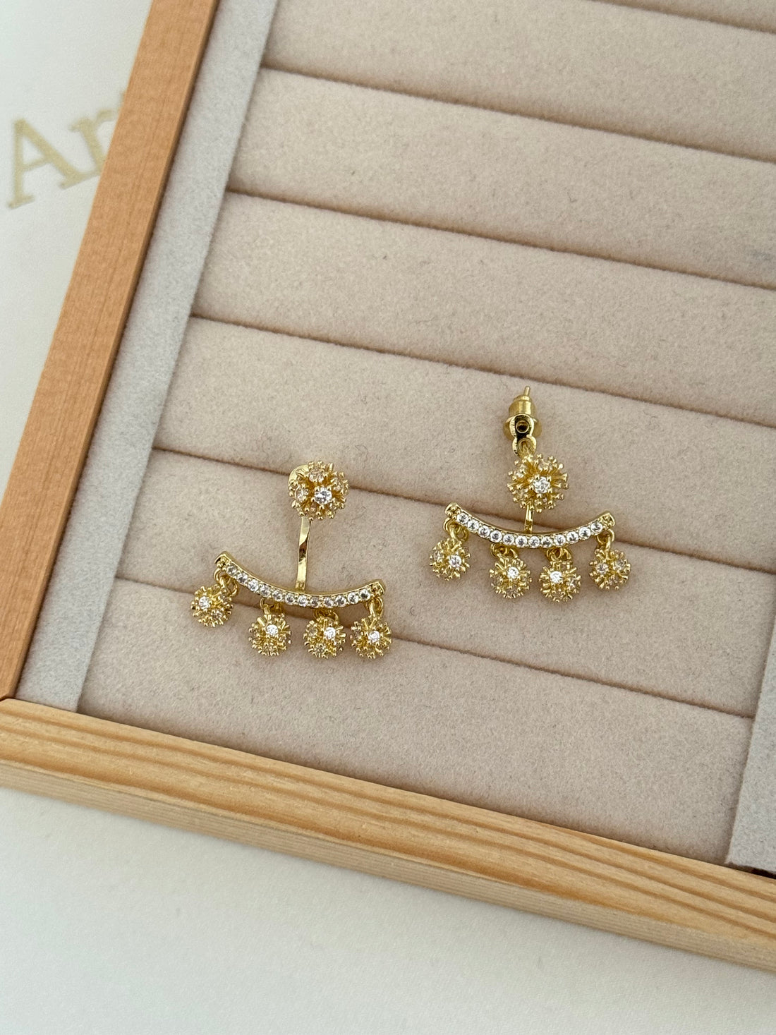 VESSA TOPÇUK DETAYLI SALLANTILI GOLD KÜPE