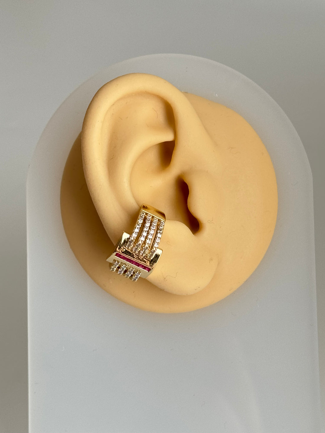VİNA FUŞYA TAŞ DETAYLI GOLD KIKIRDAK KÜPE EARCUFF
