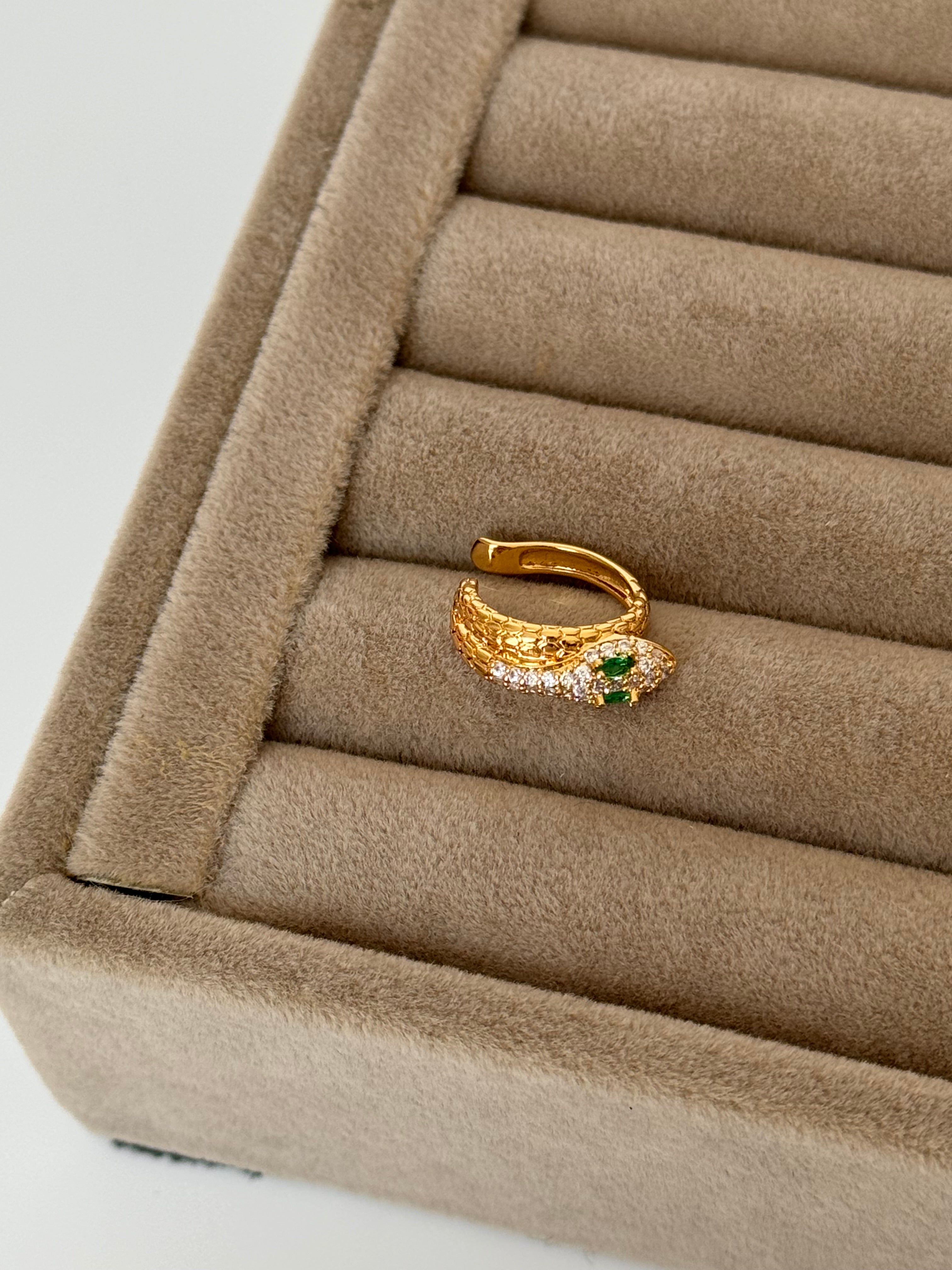 İTHAL YILAN DETAYLI YEŞİL RENK GOLD KIKIRDAK KÜPE EARCUFF