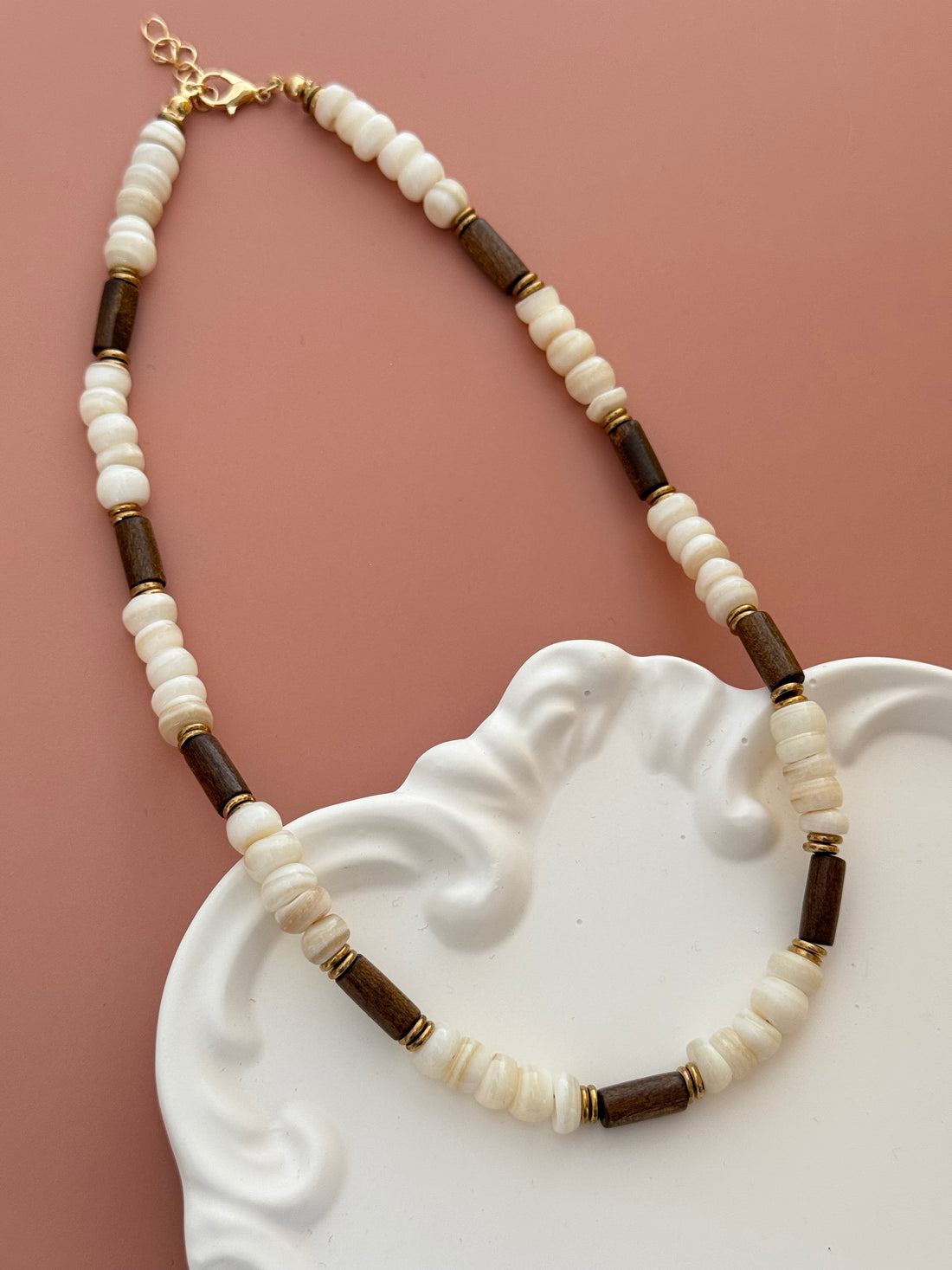 ELARİA BEYAZ DOĞAL TAŞLI KAHVERENGİ AHŞAP BONCUK DETAYLI KOLYE