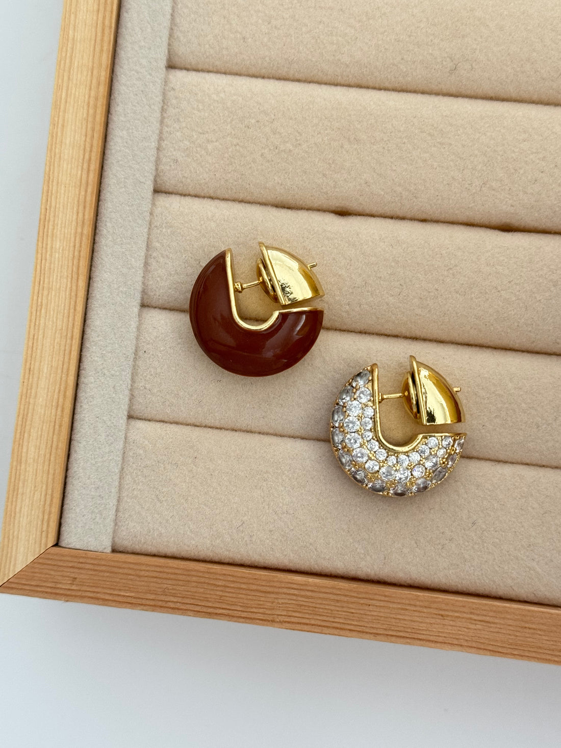 TANU KAHVERENGİ MİNELİ TAŞLI HALKA KÜPE