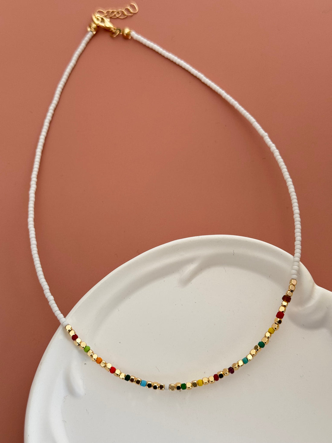 OREA ALTIN KAPLAMA KÜP DETAYLI BEYAZ BONCUK KOLYE