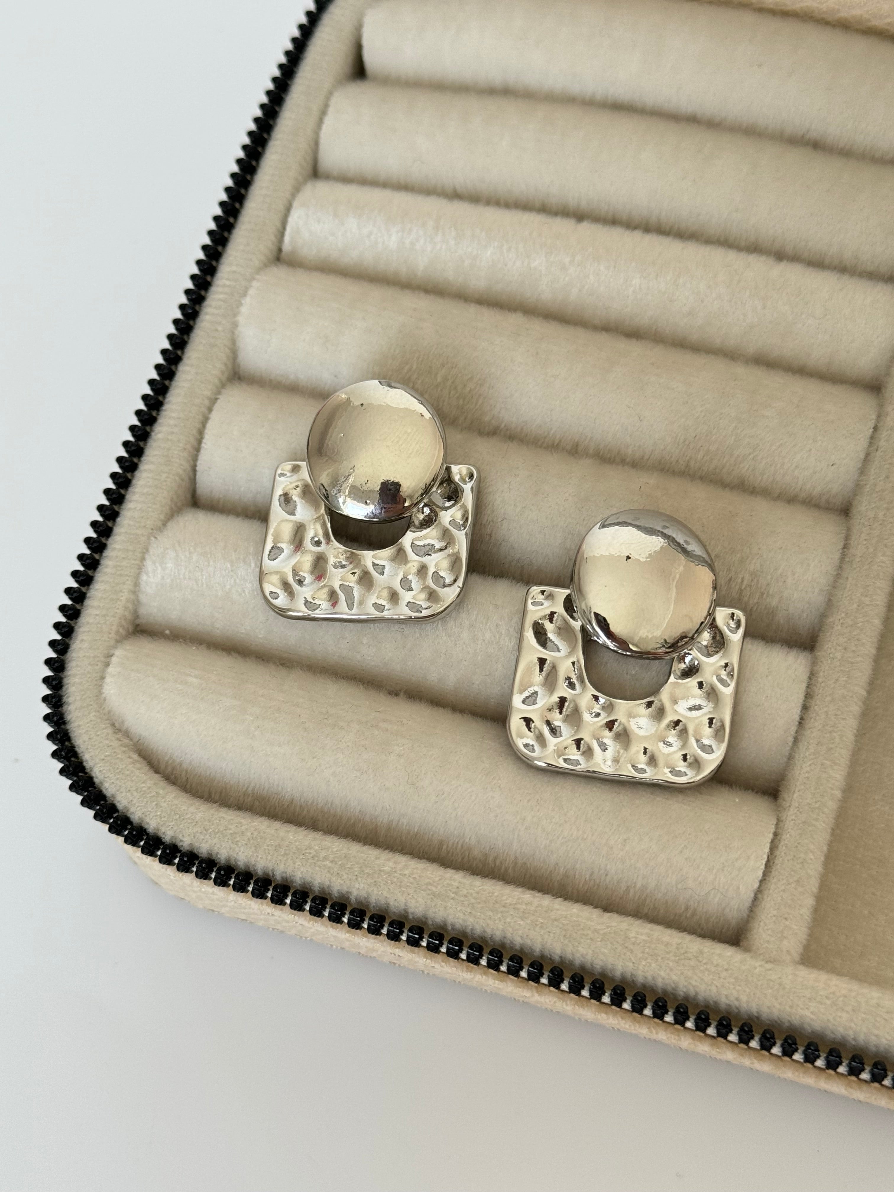 İTHAL KARE DÜĞME DETAYLI SİLVER KÜPE