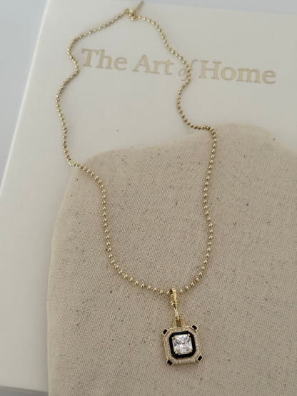 NOBLE KARE TAŞ DETAYLI SİYAH MİNE GOLD KOLYE