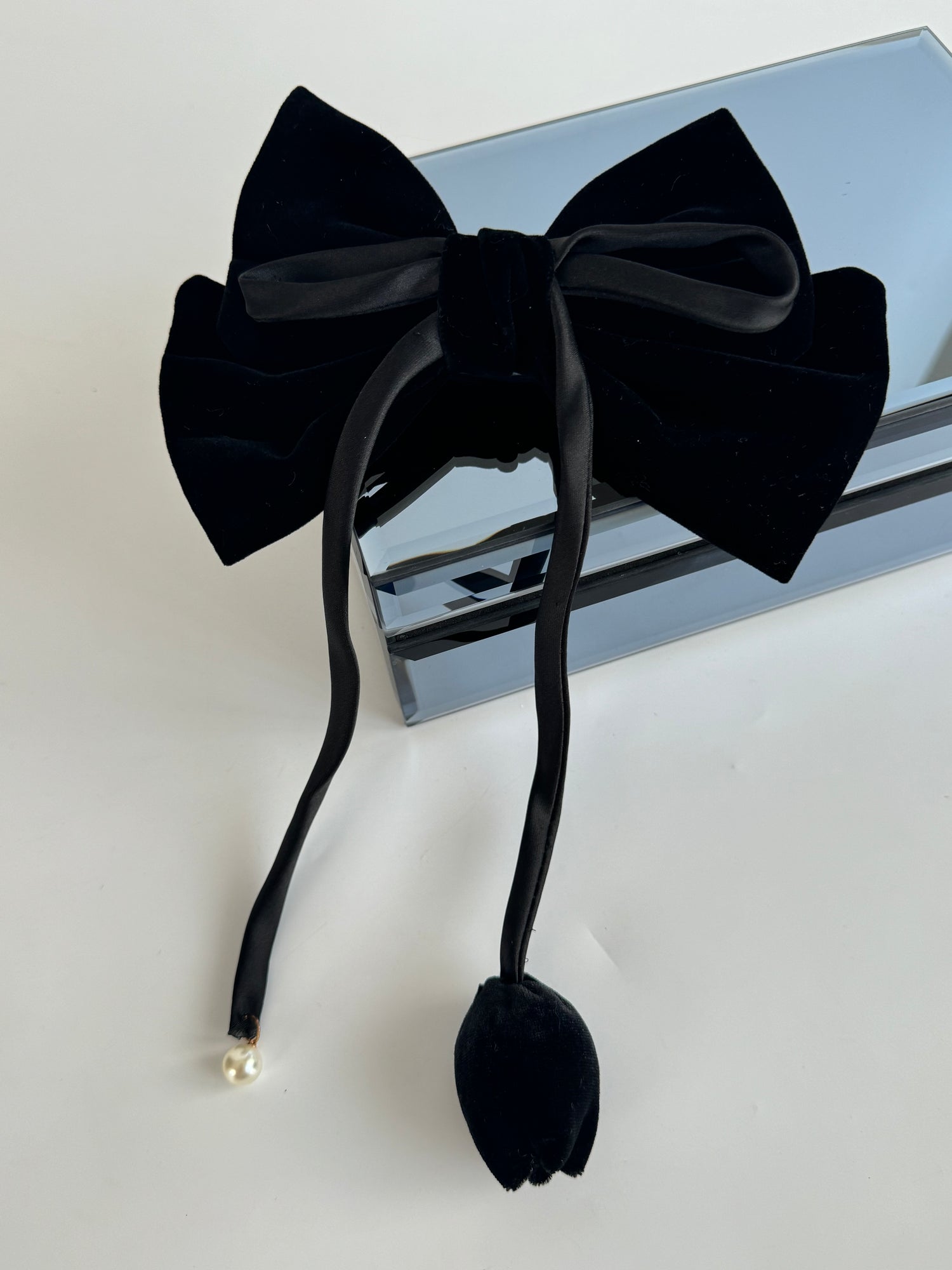 İTHAL TOMURCUK GÜL DETAYLI SİYAH FİYONKLU TOKA