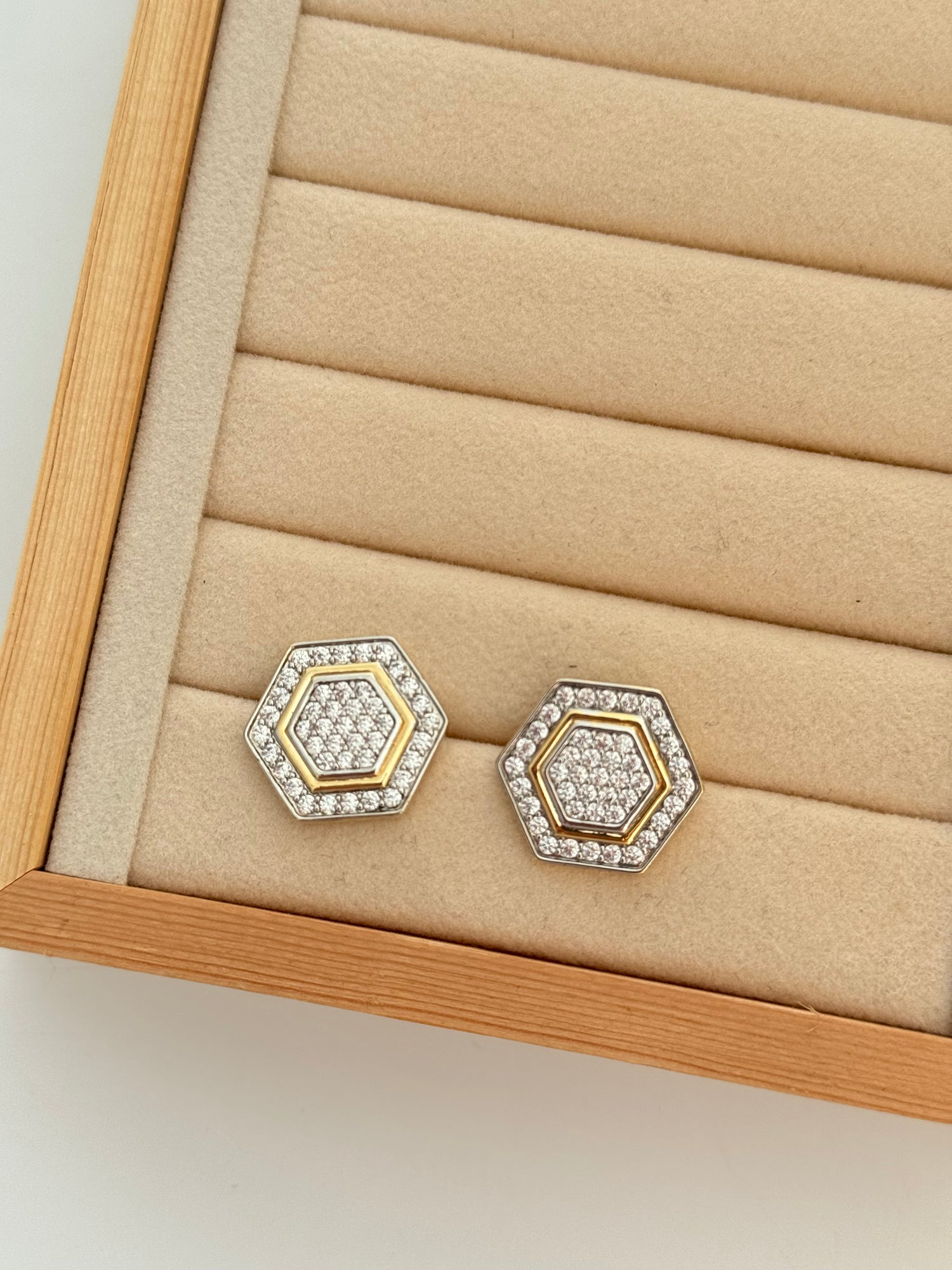 NOLYA TAŞ DETAYLI KÜPE