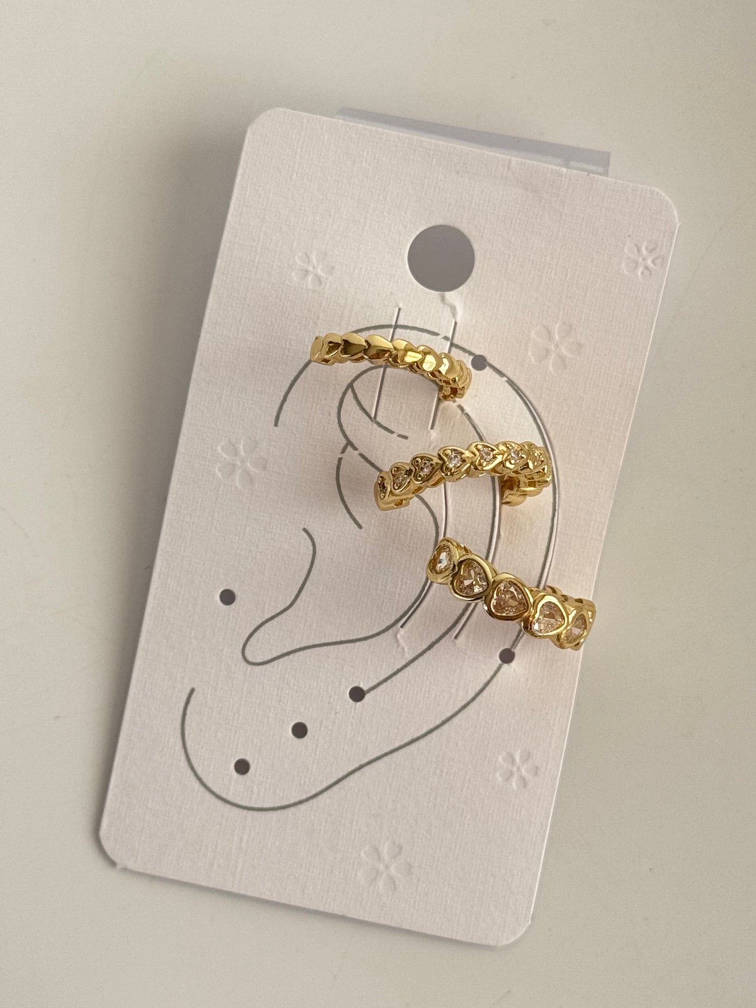 İTHAL 3LÜ KALP DETAYLI GOLD KIKIRDAK KÜPE SETİ EARCUFF