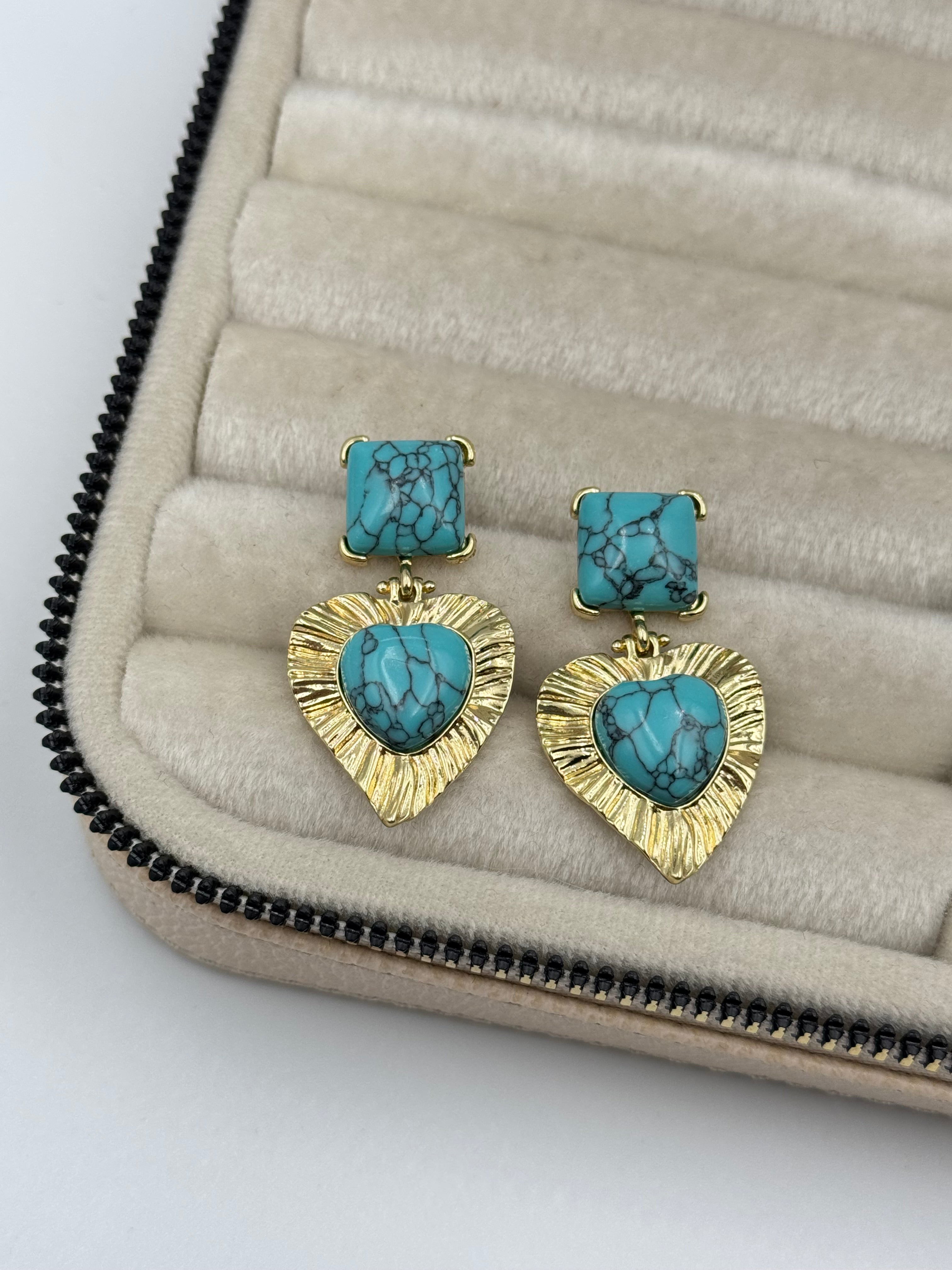 İTHAL KALP DETAYLI FİRUZE TAŞ GÖRÜNÜMLÜ KÜPE